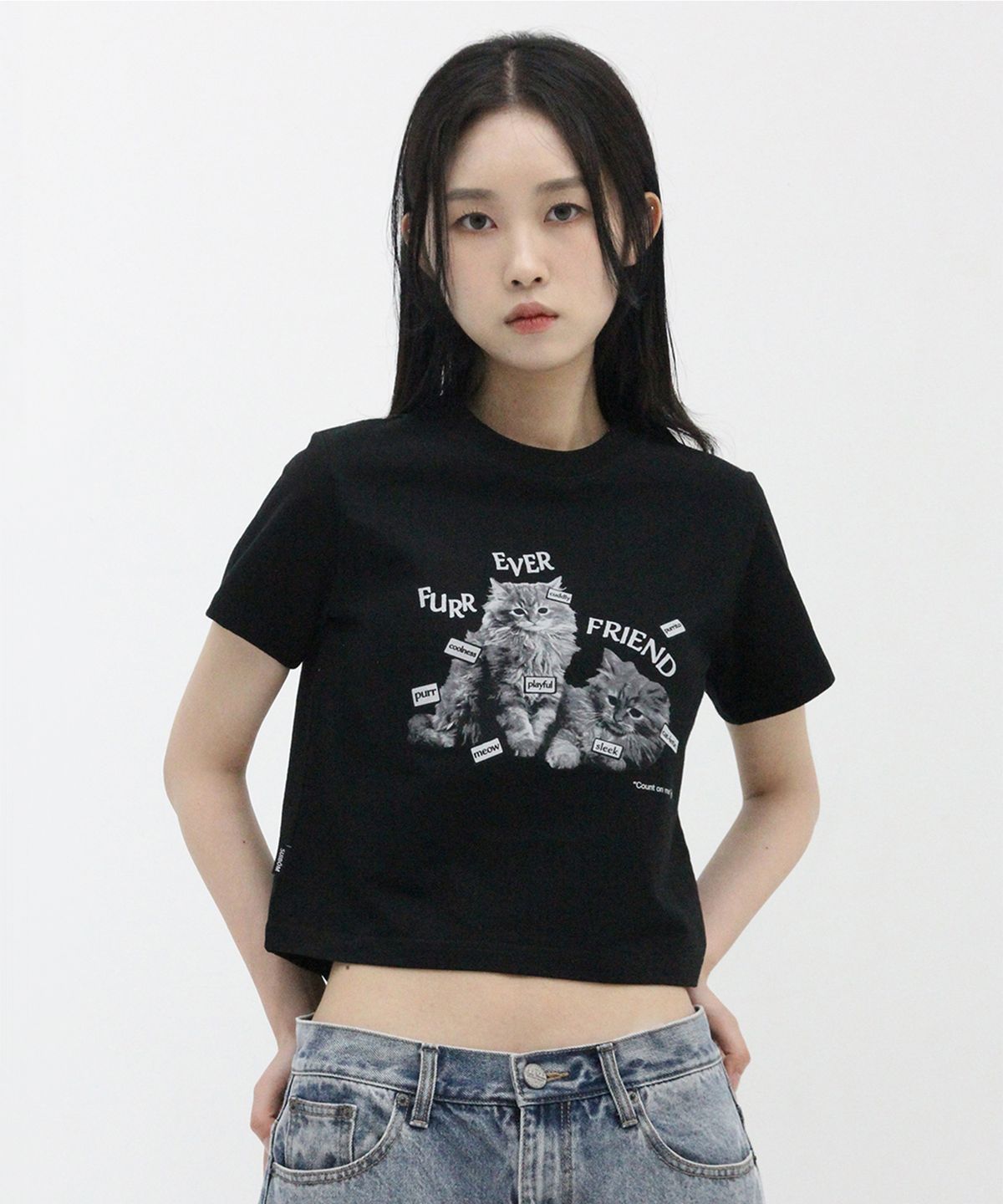 수이봄(SUIBOM) 퍼 에버 프렌드 크롭 티셔츠 - 블랙