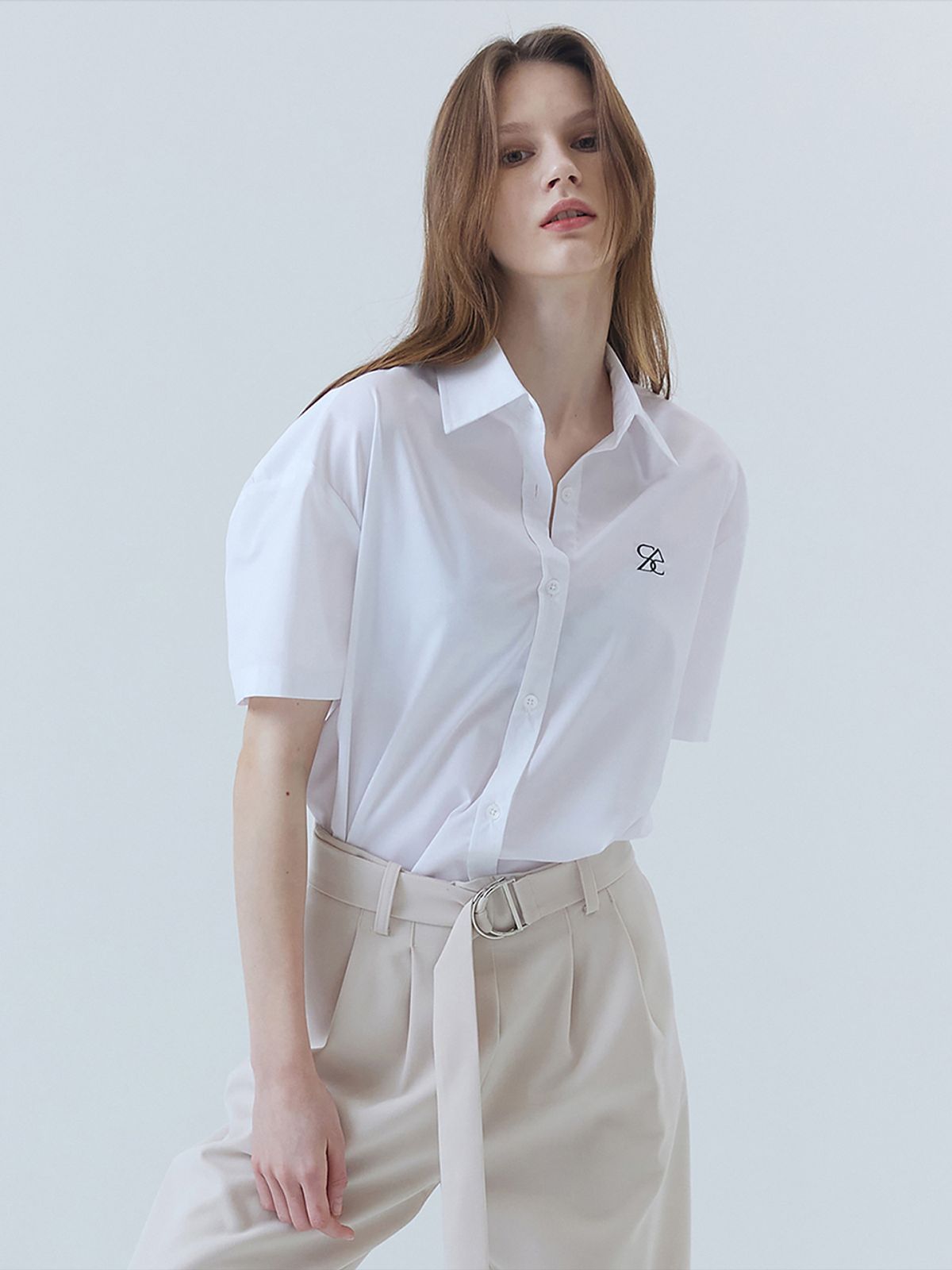 솔트앤초콜릿(SALT AND CHOCOLATE) SAC 로고 오버핏 링클프리 하프 셔츠 화이트 4W2327001