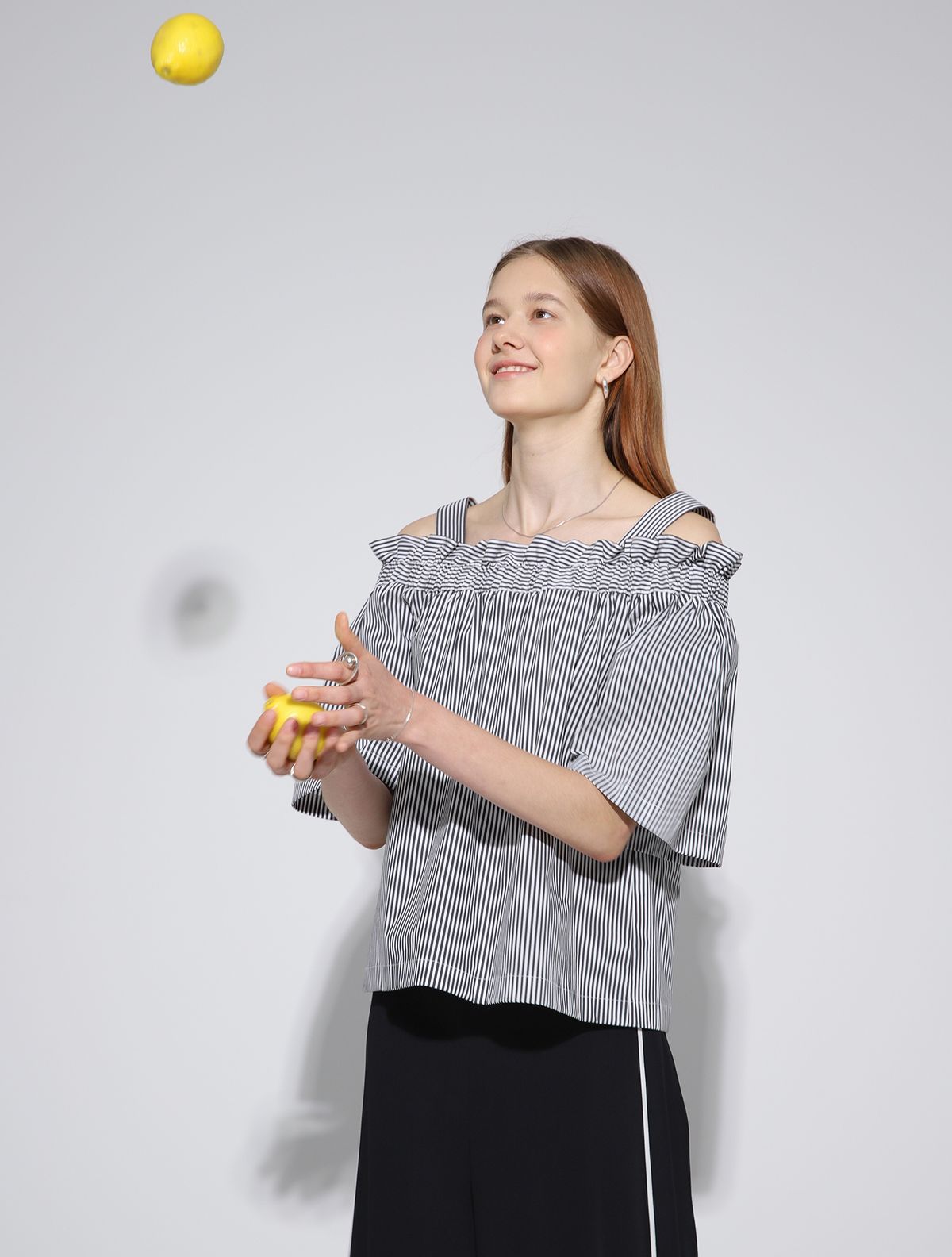 르이엘(LE YIEL) Stripe Off Shoulder Blouse_Black 스트라이프 오프 숄더 블라우스_블랙