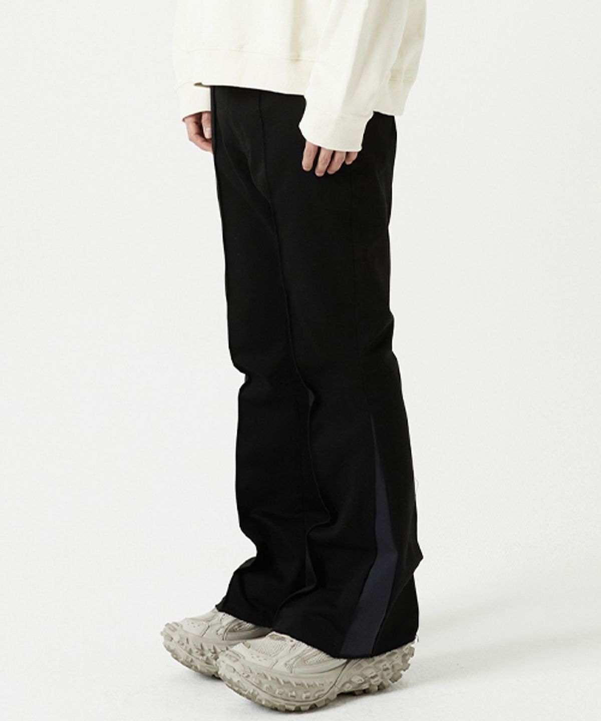 퓨처랩(FUTURE LAB) WIDE FLARE PANTS - BLACK