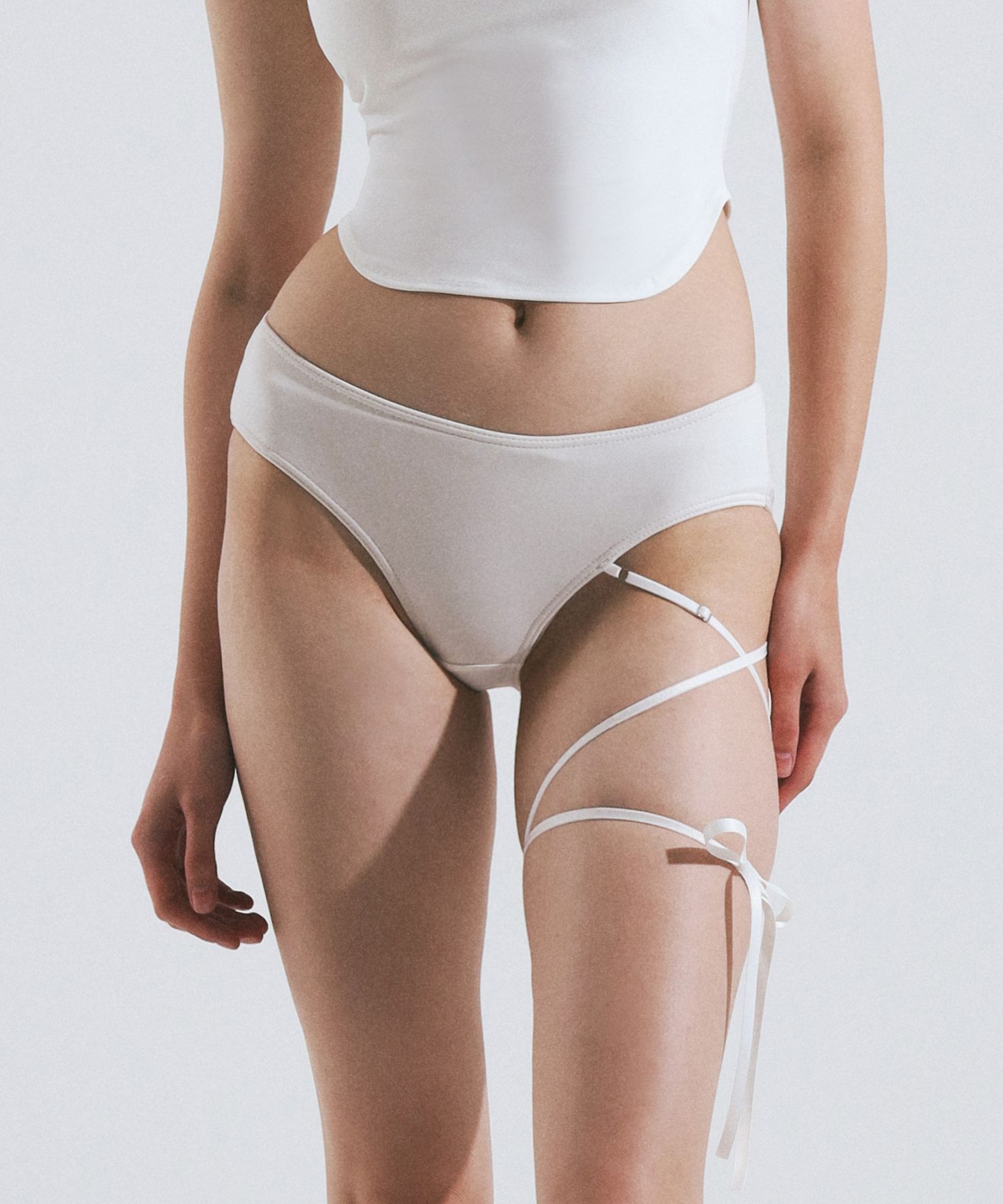 MUSINSA | VINAJ Cross Ribbon Low Bikini Panty (White)