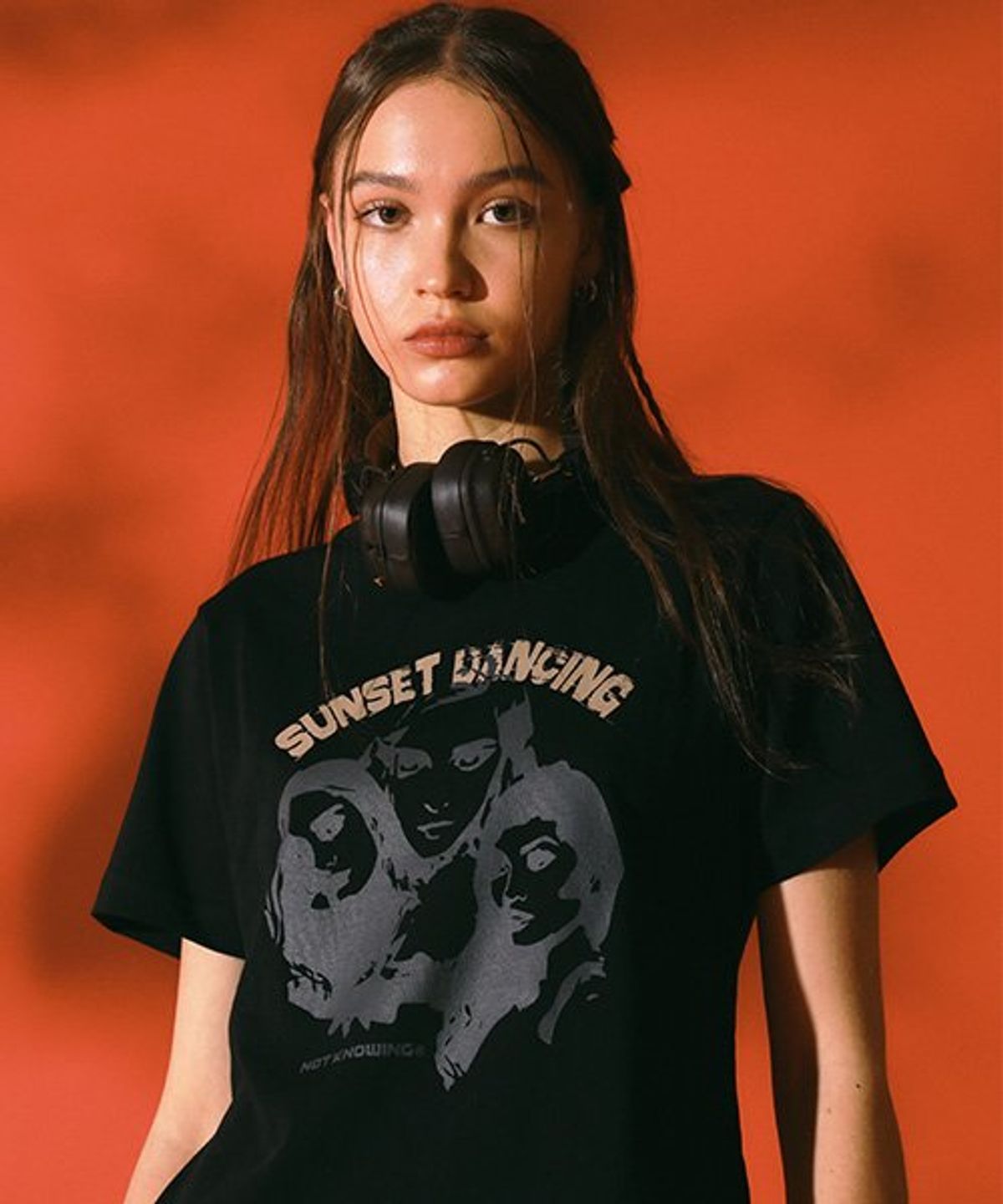 낫노잉(NOTKNOWING) Sunset Dancing T-SHIRT (BLACK)