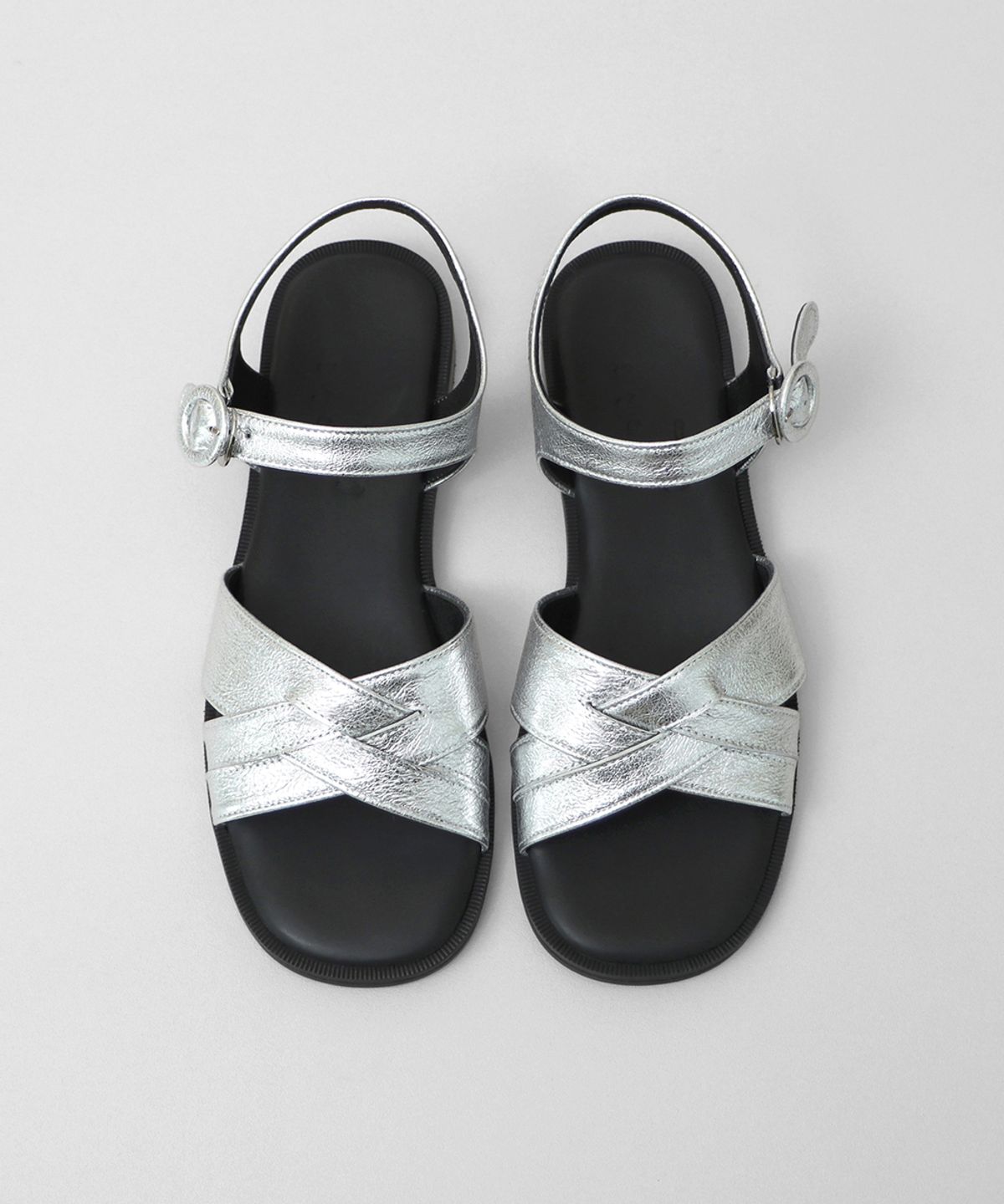 흰(HEENN) Shiny Leather Crossover Sandals .Silver