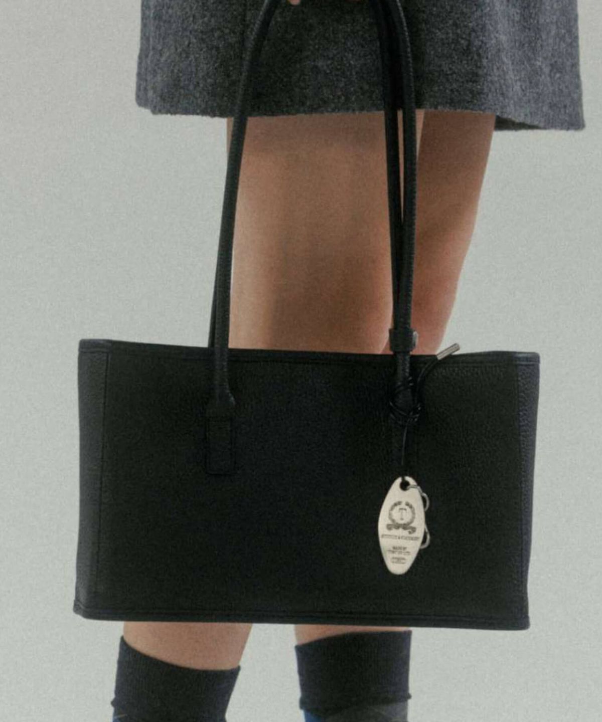 튜드먼트(TTUDEMENT) CLASSIC SQUARE LEATHER SHOULDER BAG BLACK