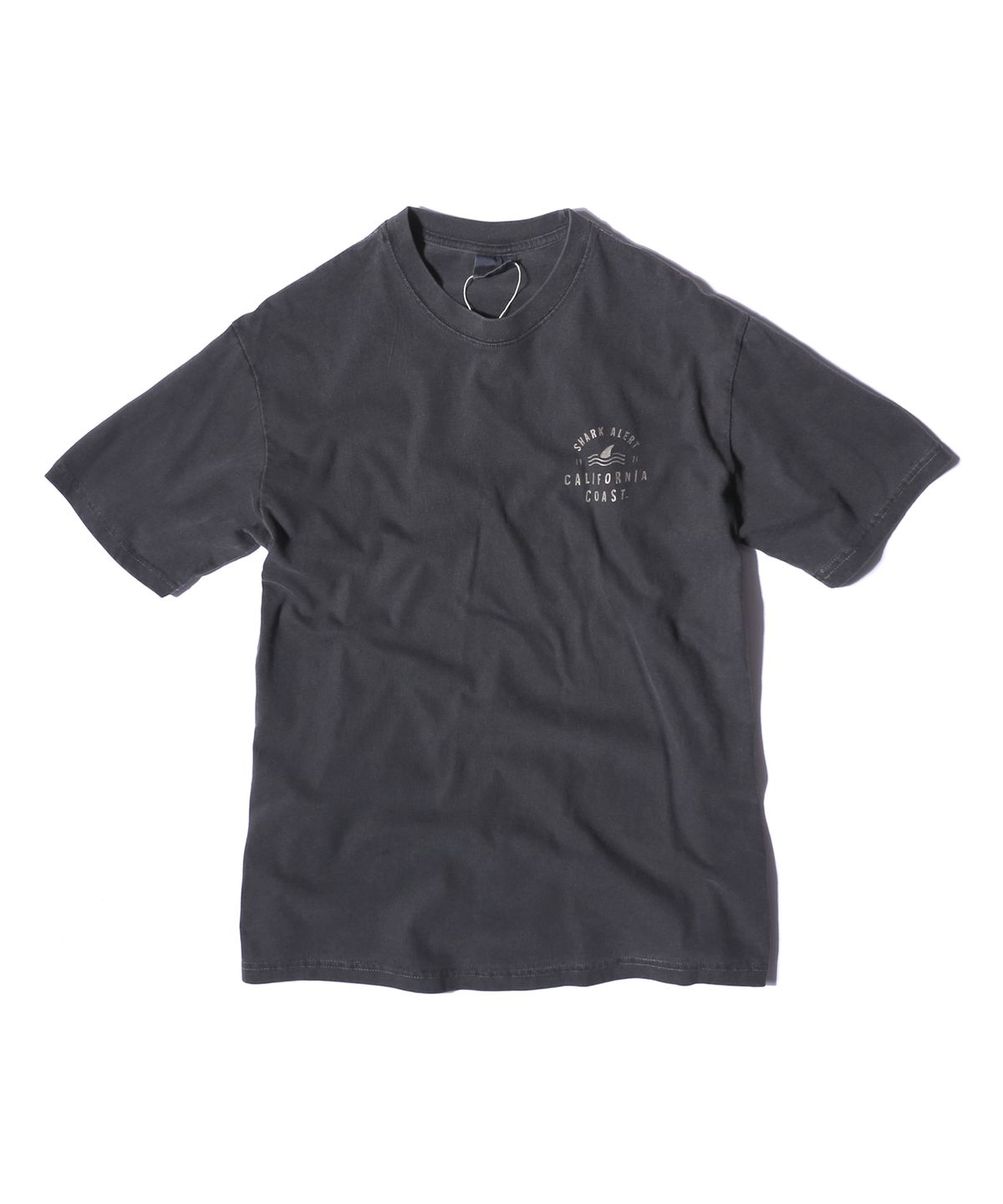 캘리포니아 프로젝트(CALIFORNIA PROJECT) PIGMENT T-SHIRTS SHARK ALERT (F.BLACK)