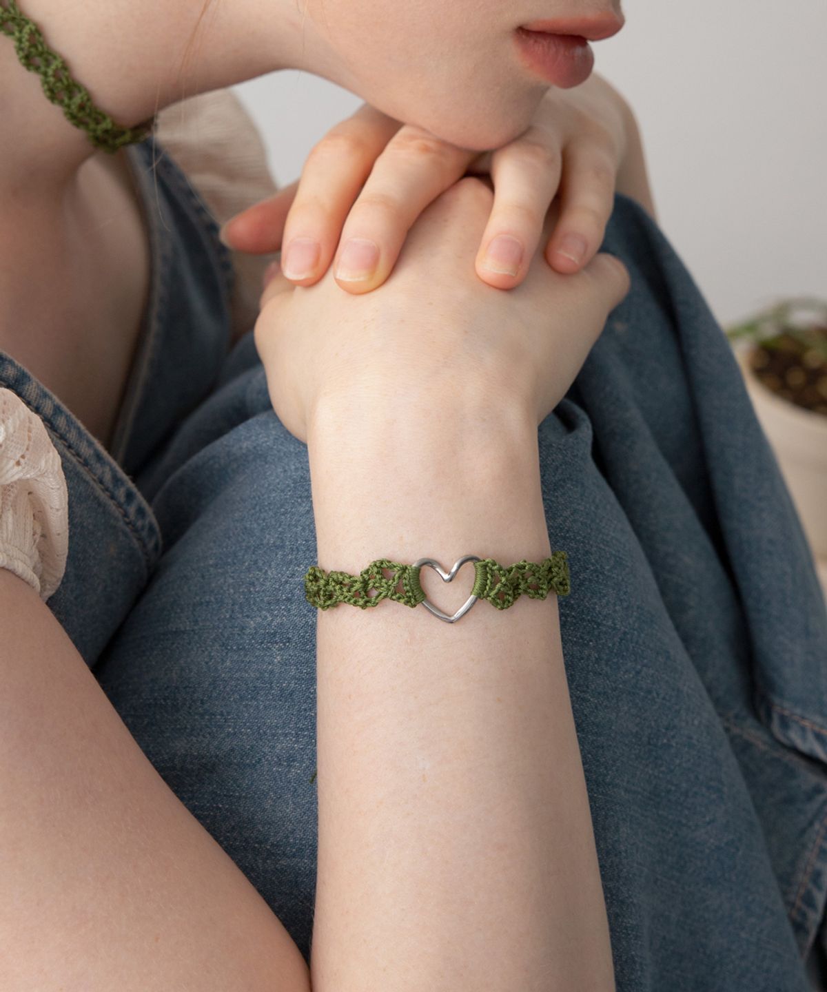 메리모티브(MERRYMOTIVE) Line heart with olive green knit bracelet