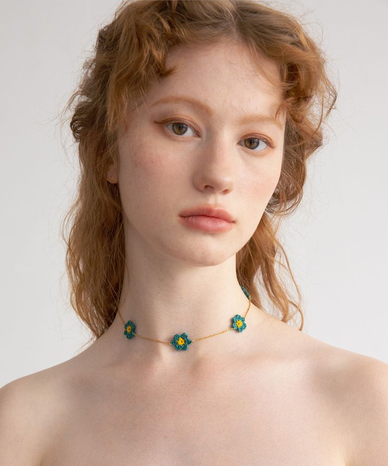 Bluegreen flower point surgical necklace