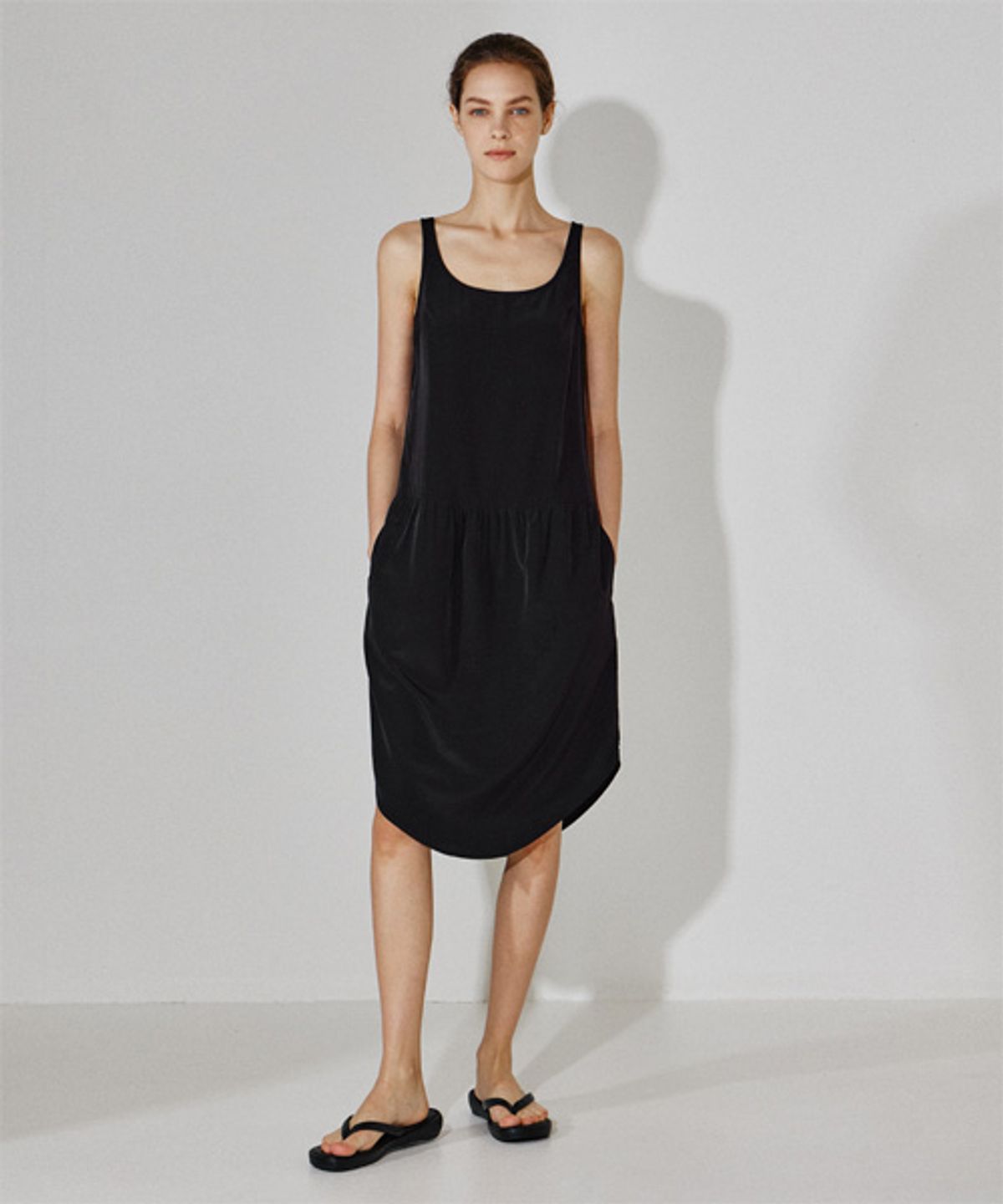 리디피(RIDIFI) CURVED SHIRRING SLEEVELESS DRESS_BLACK
