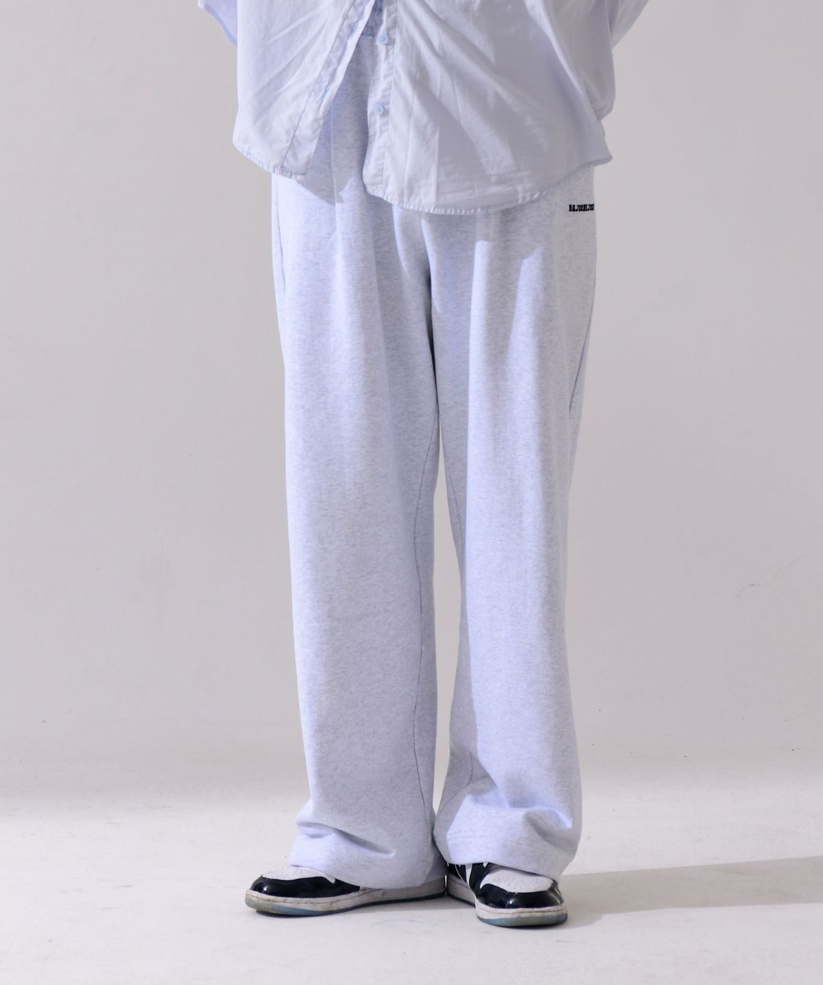 바쥬비쥬(BAJOO BIJOO) Logo One Tuck Wide Sweat Pants [Melange Grey]