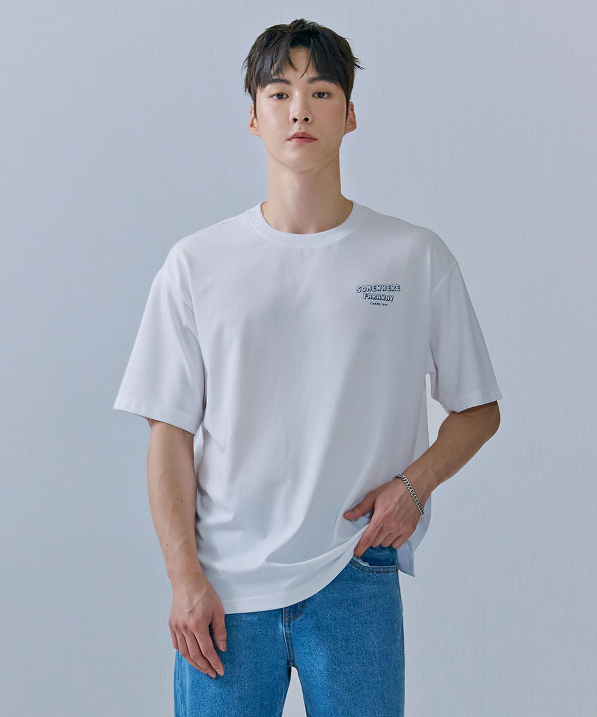 체이스컬트(CHASECULT) 공용 타이포 그래픽 반팔 티셔츠-CCRU5833E01