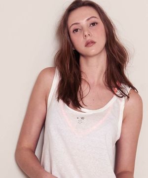 Tatto(타투 /슬릿 디테일 슬리브리스 탑)