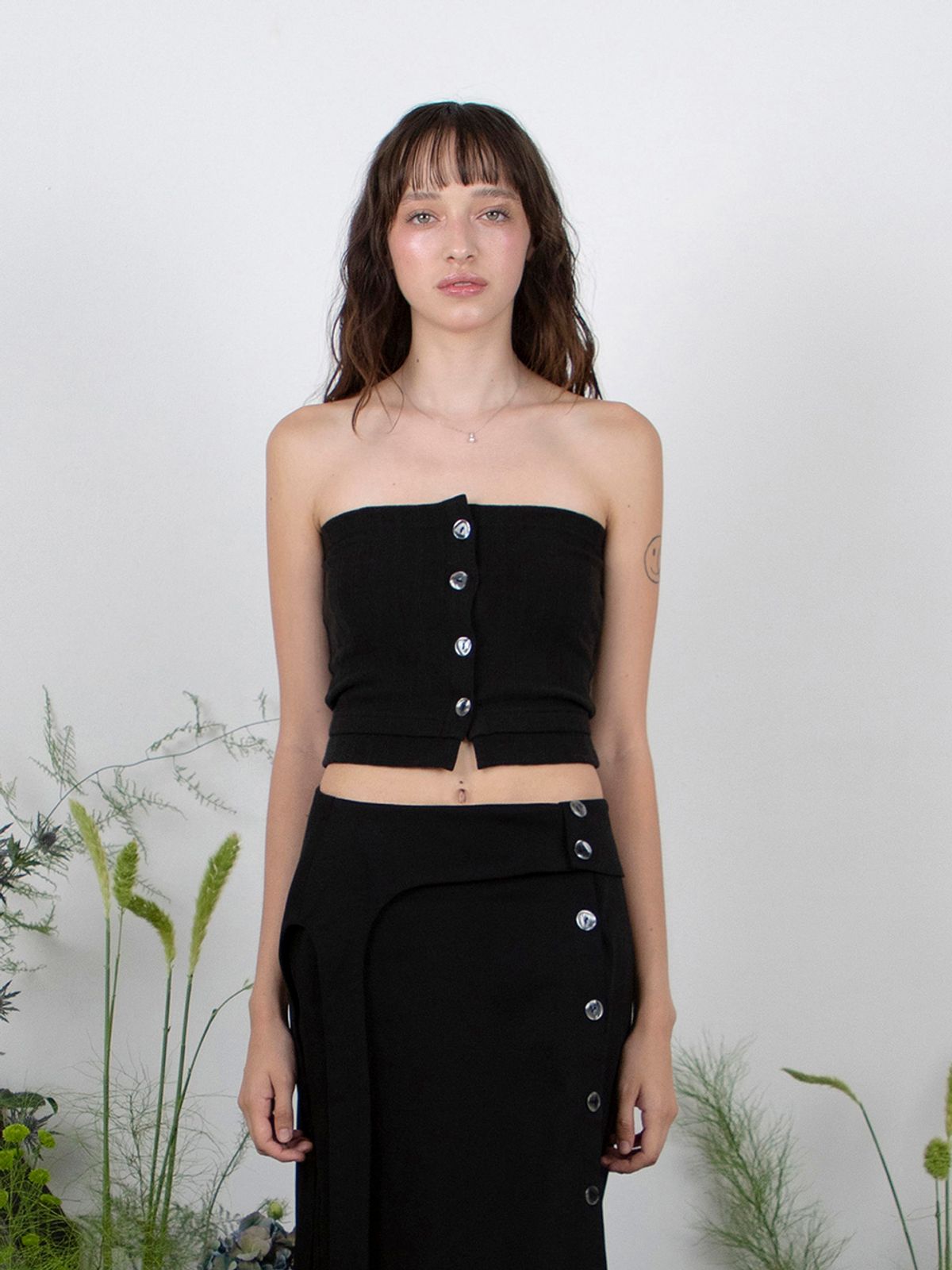 민더리(MEENDERI) RIBBED SHELL BUTTON TOP - BLACK