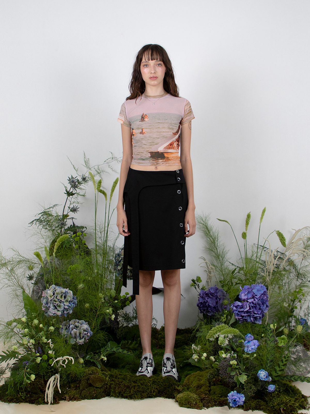 민더리(MEENDERI) SIDE STRAP BUTTON SKIRT - BLACK