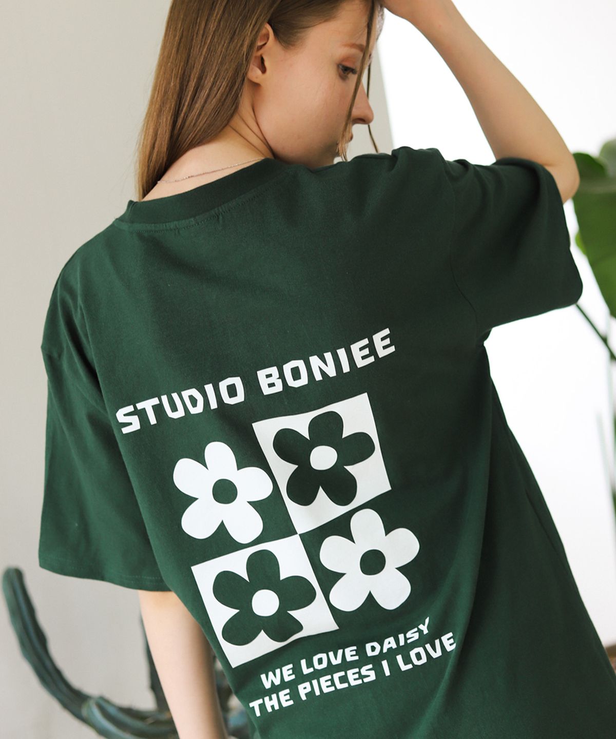 보늬(BONIEE) 퍼즐 데이지 플라워(Puzzle Daisy Flower) 백 프린팅 루즈 티셔츠 그린