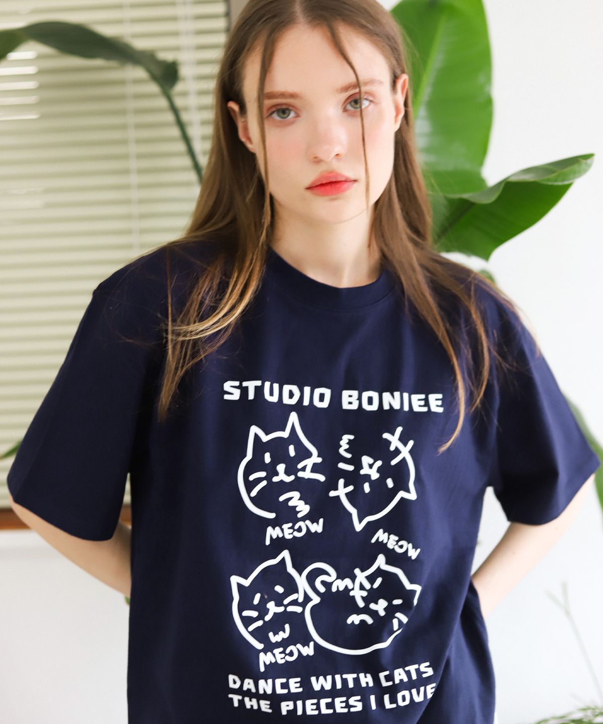 보늬(BONIEE) 고양이 춤(DANCE WITH CATS) 그래픽 루즈 티셔츠 네이비