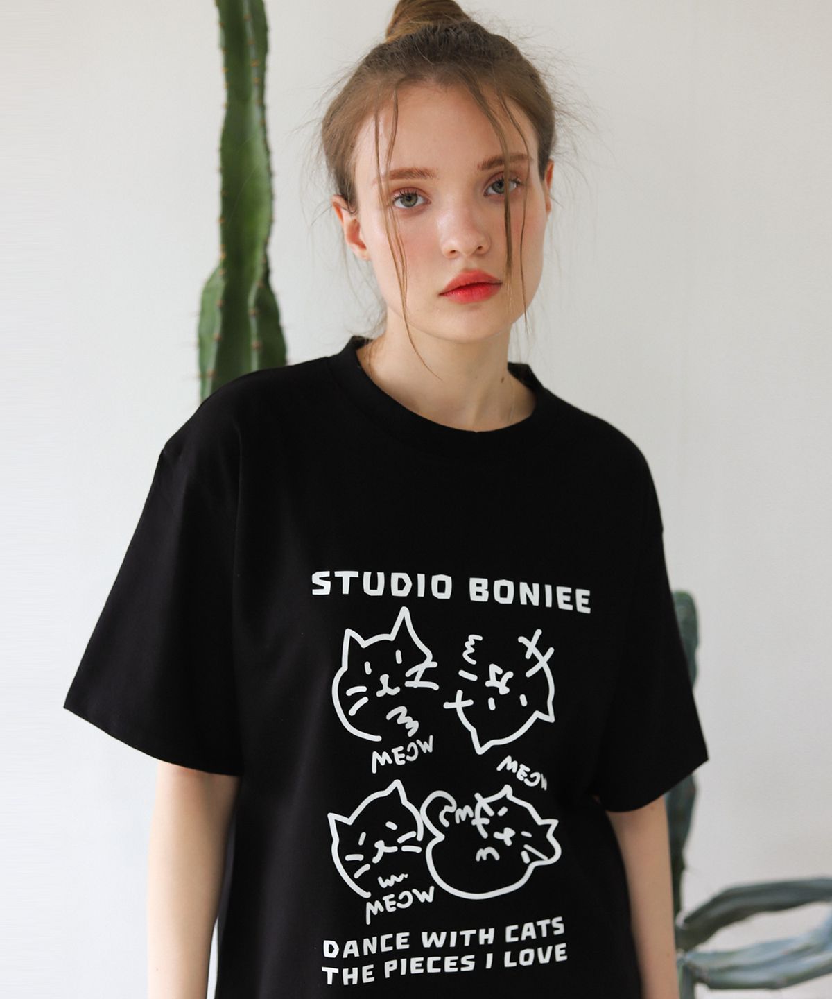 보늬(BONIEE) 고양이 춤(DANCE WITH CATS) 그래픽 루즈 티셔츠 블랙