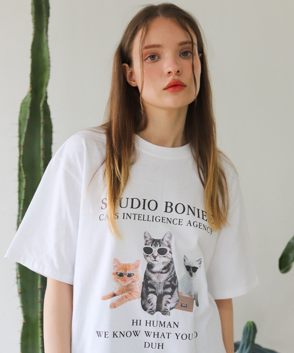 보늬(BONIEE) CIA 캣츠(CIA CAT KITTEN) 고양이 그래픽 루즈 오버 티셔츠 화이트