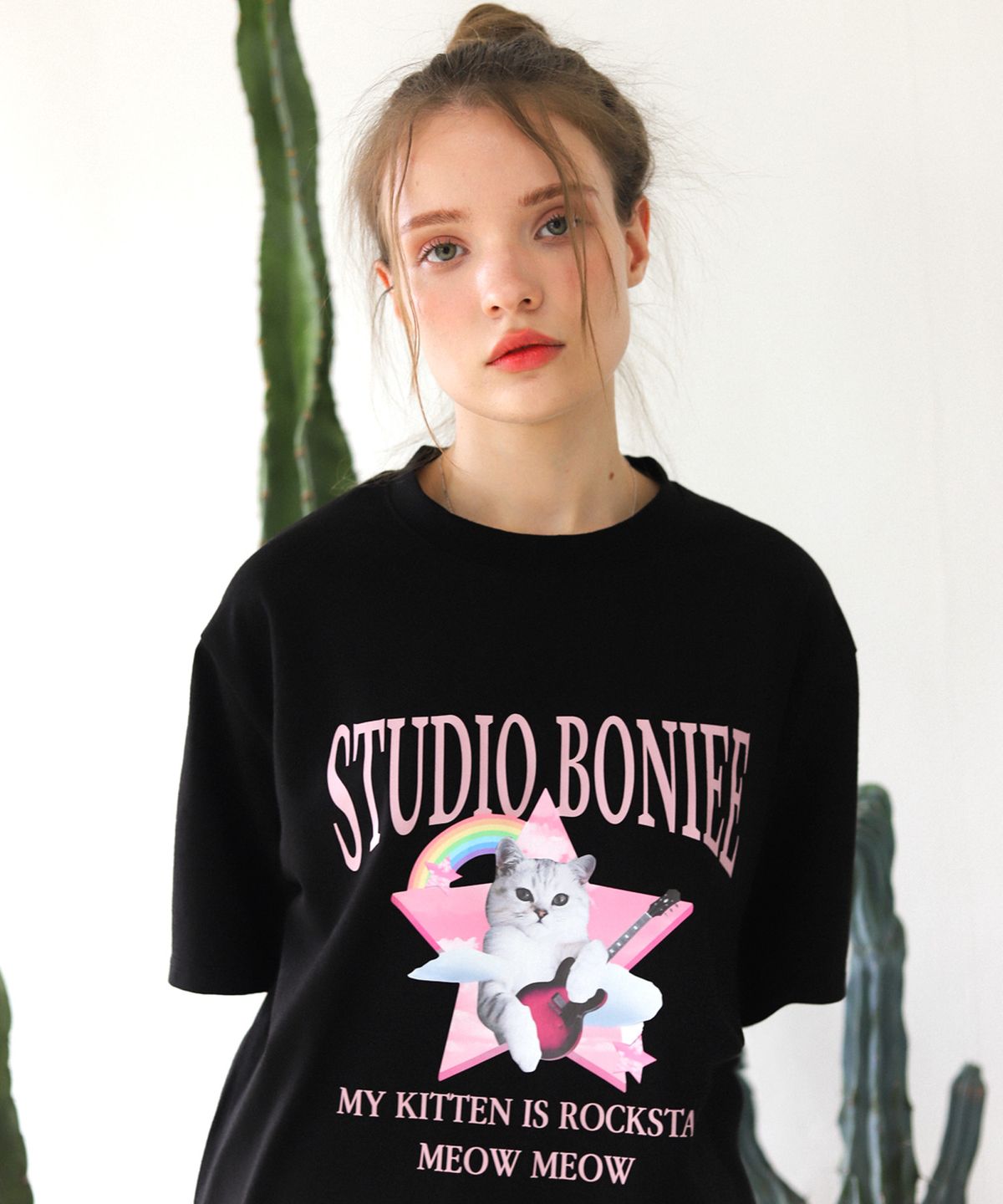 보늬(BONIEE) 고양이 락스타(CAT KITTEN ROCKSTAR) 그래픽 루즈 오버 티셔츠 블랙