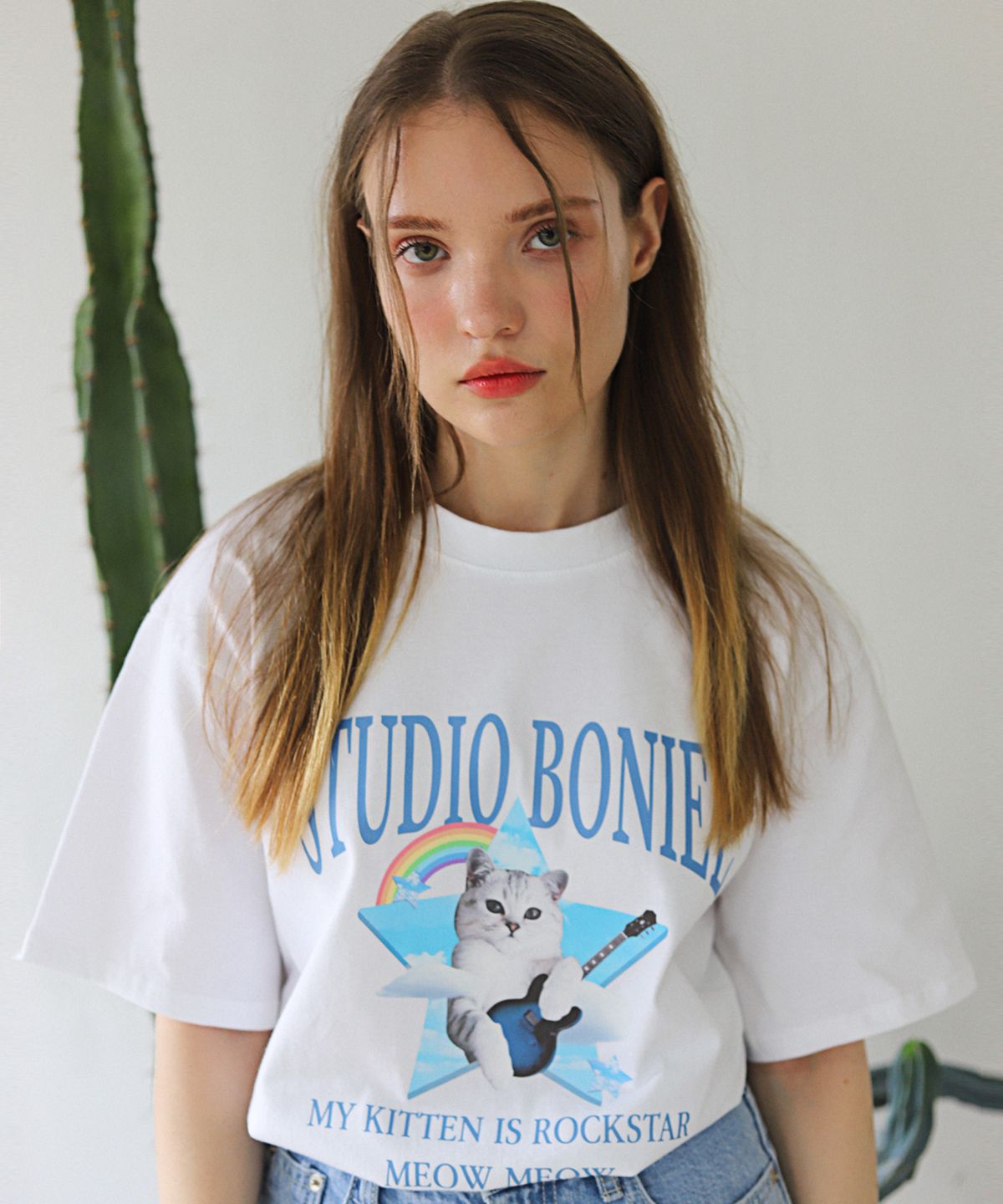 보늬(BONIEE) 고양이 락스타(CAT KITTEN ROCKSTAR) 그래픽 루즈 오버 티셔츠 화이트