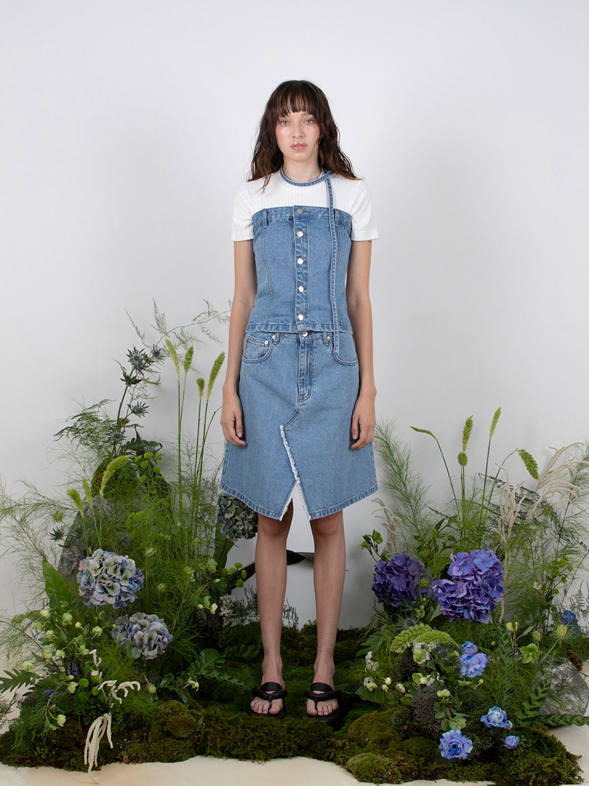 민더리(MEENDERI) FRONT SLIT DENIM SKIRT - SKY BLUE