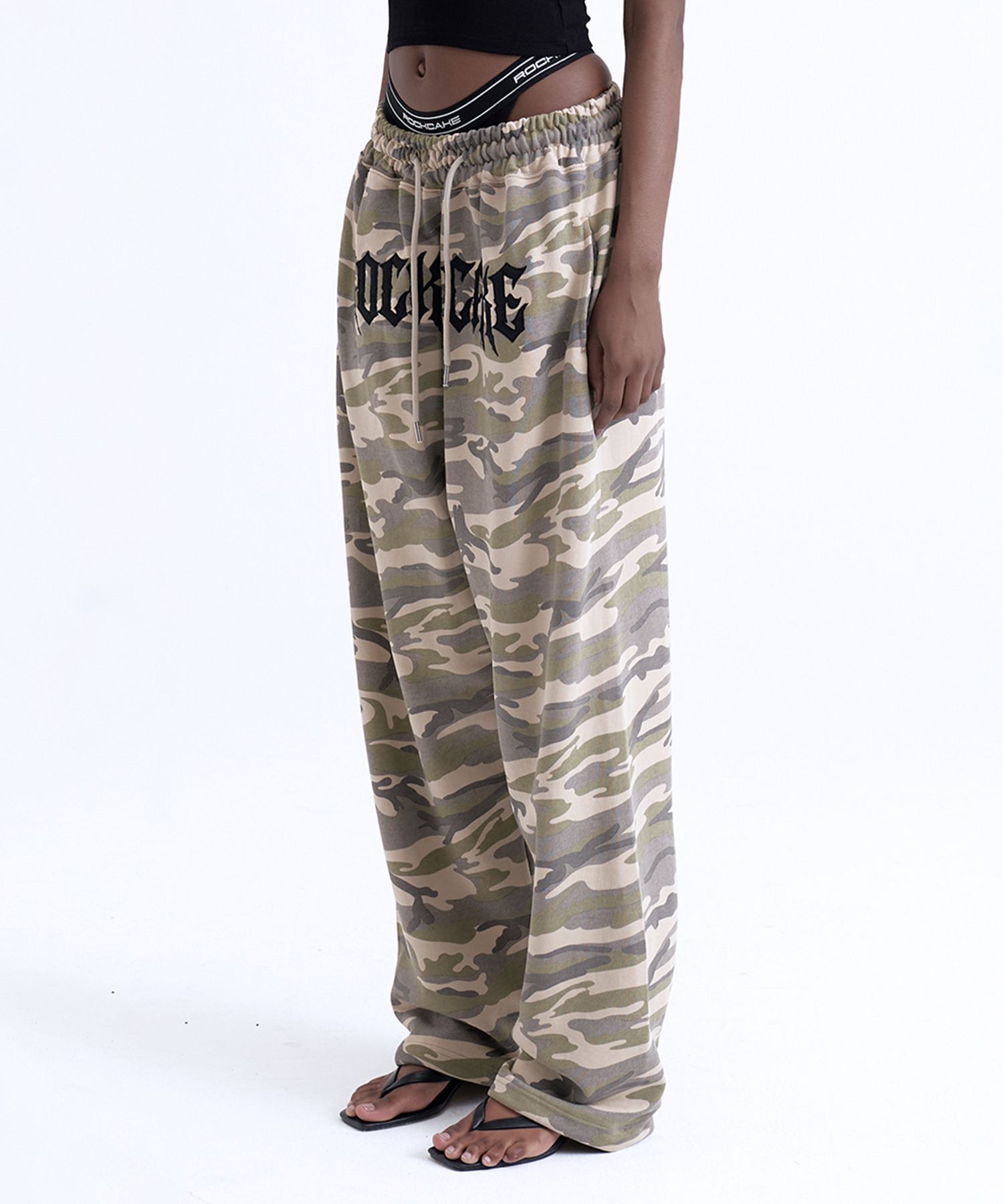 MUSINSA | ROCKCAKE Camo Metal Graphics Pants - Beige