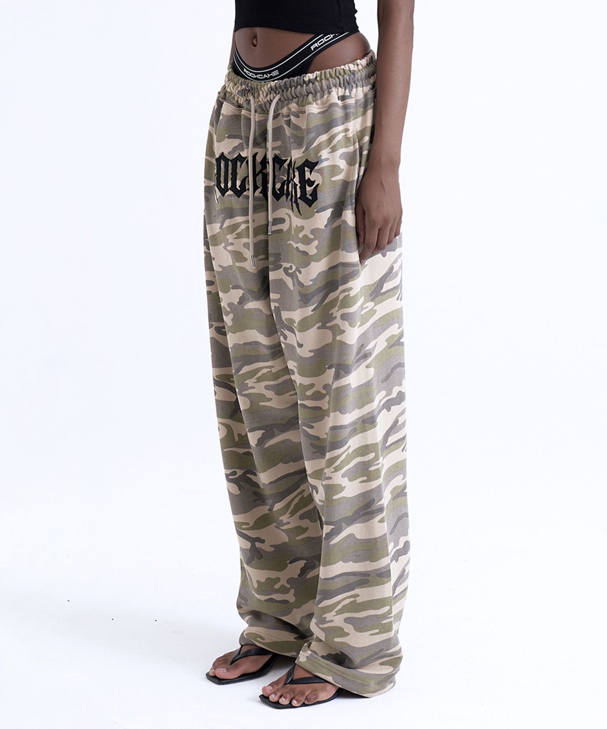 락케이크(ROCKCAKE) Camo Metal Graphics Pants - Beige