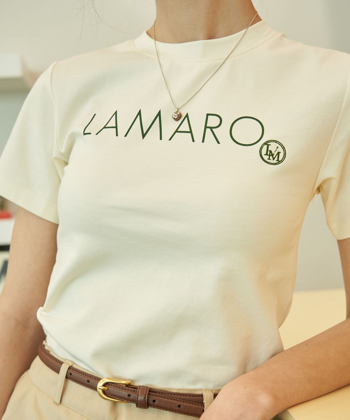 라마로(LAMARO) 슬림핏 로고 티셔츠 (크림)