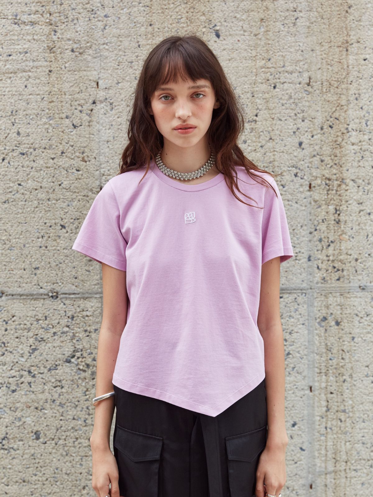 뮤제(MUSEE) KALO Embroidered Unbalanced Hem T-shirt-Pink
