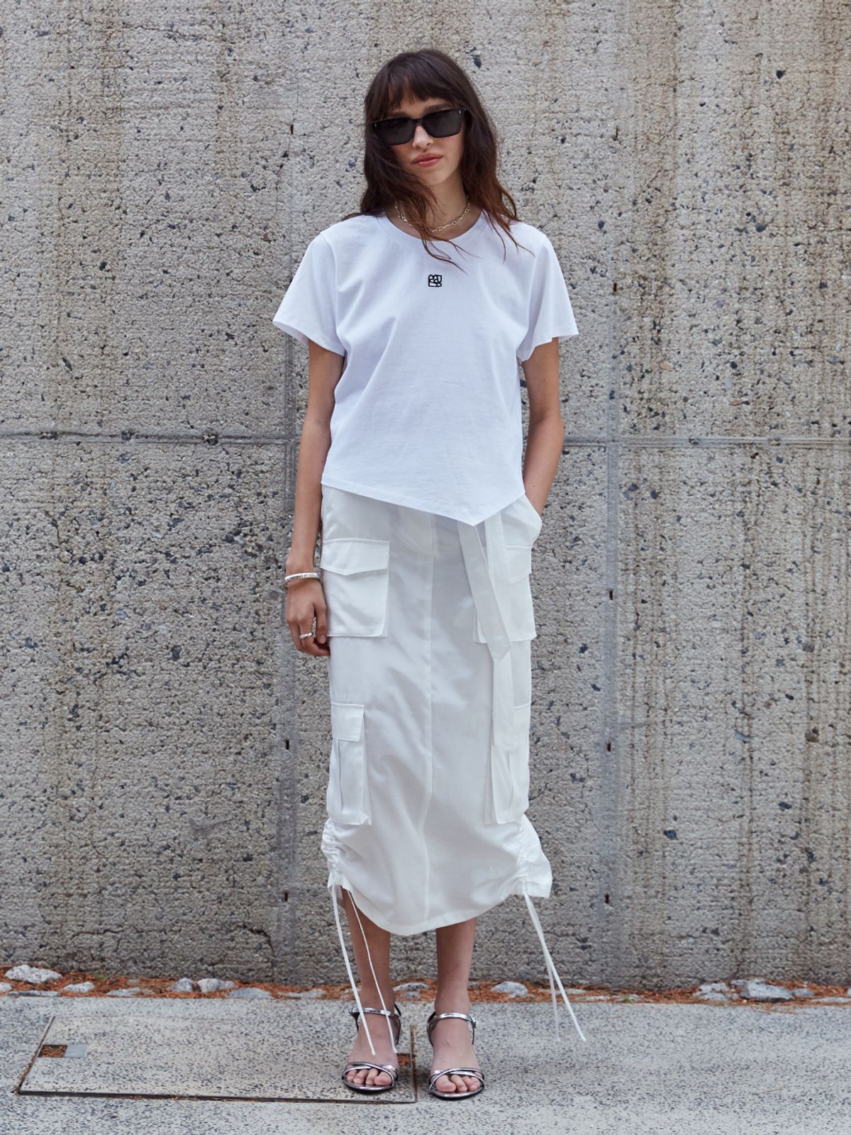 뮤제(MUSEE) KALO Embroidered Unbalanced Hem T-shirt-White