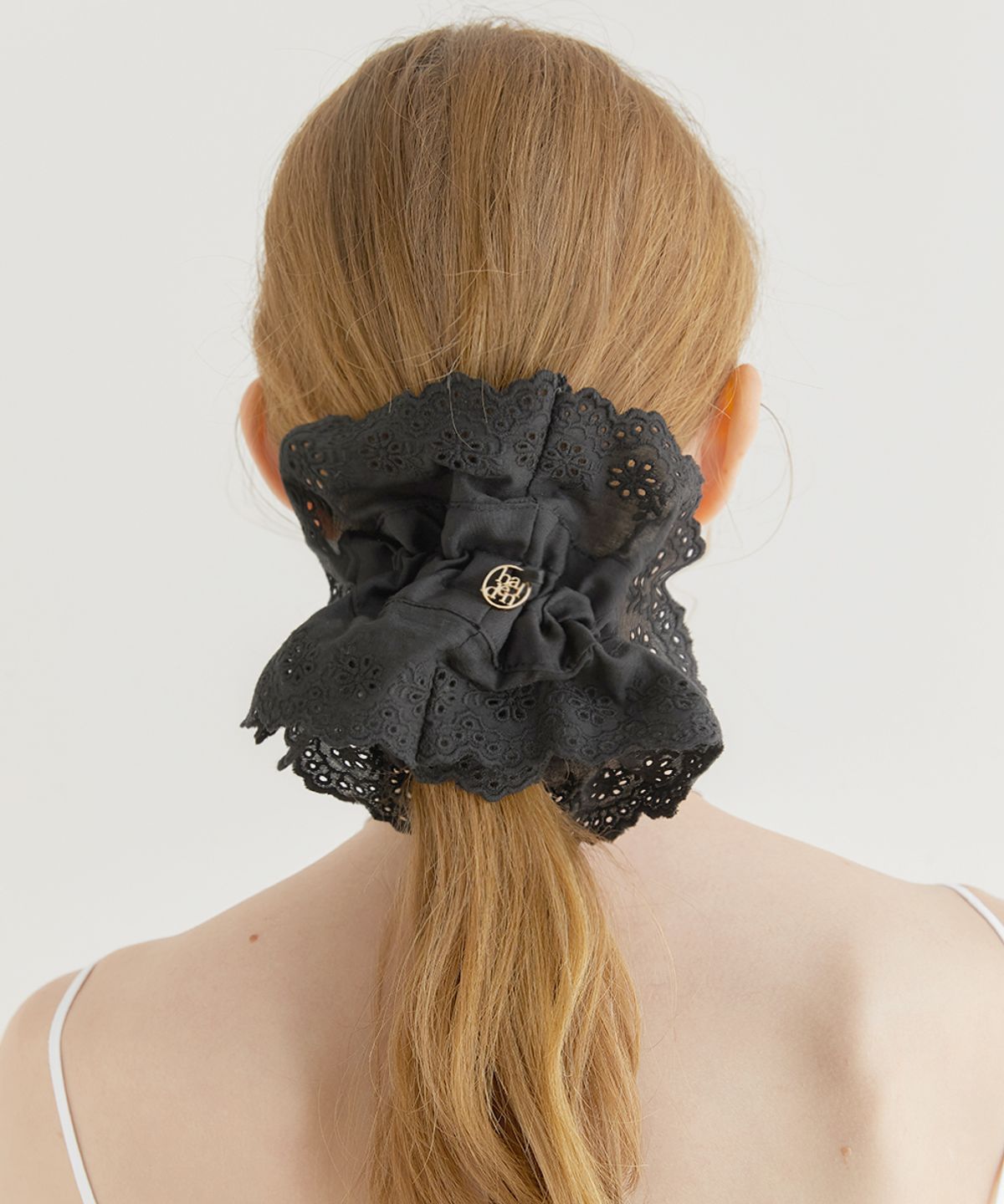 할렌(HALDEN) lace frill logo pendant scrunchie (H012_black)