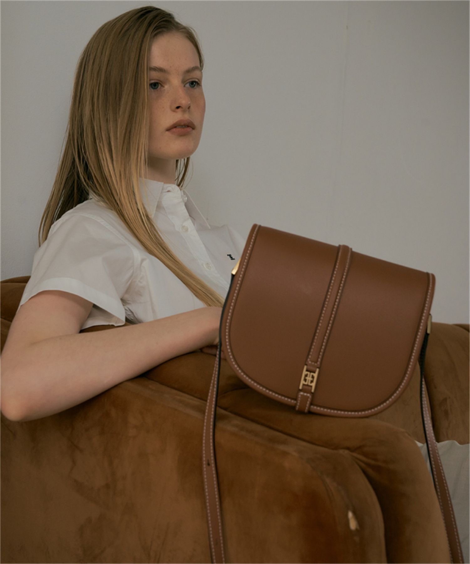 MUSINSA公式 | FOLNUA CLASSIC LOGO POCHE BAG (BROWN)