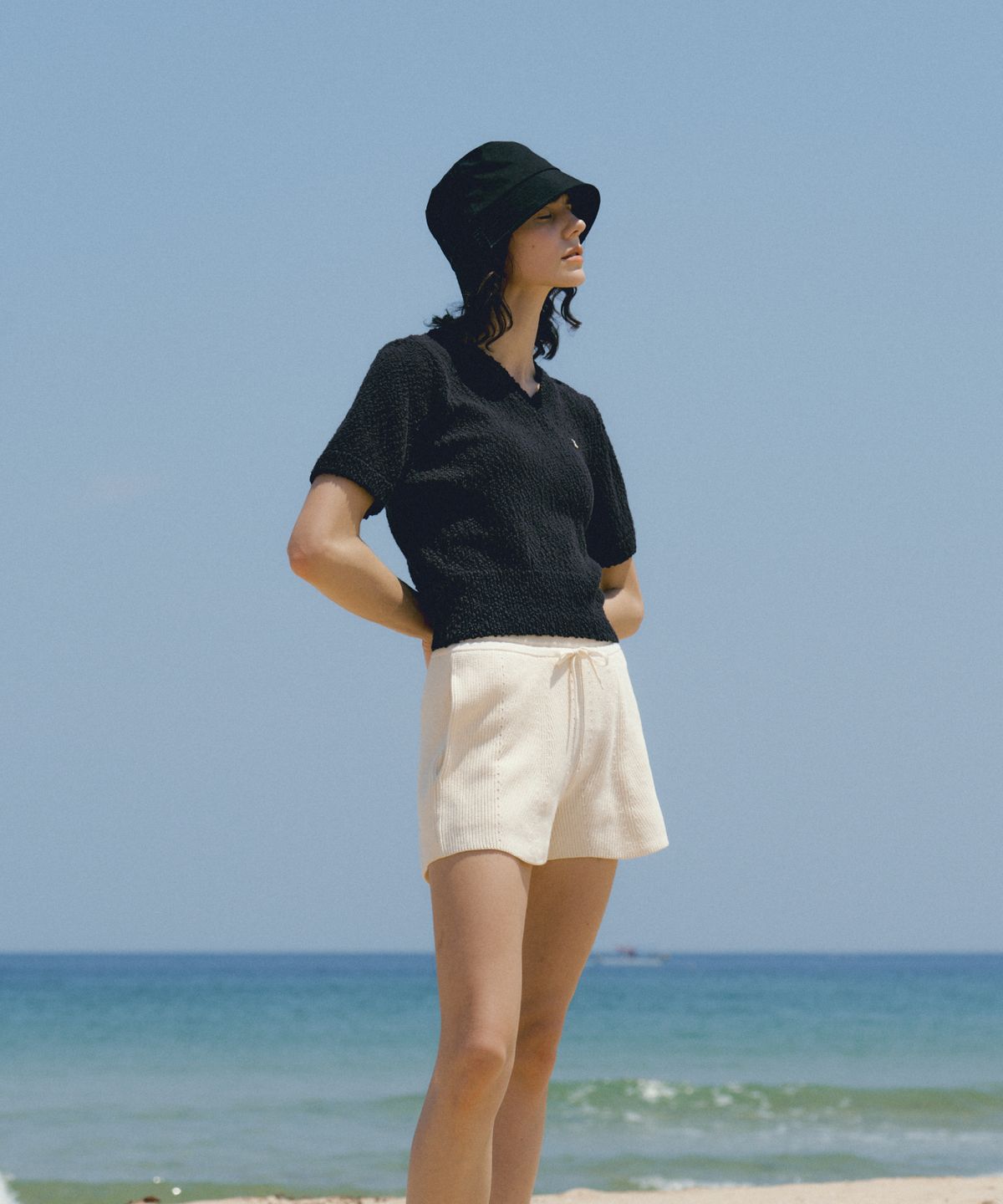 폴뉴아(FOLNUA) COTTON V NECK HALF SLEEVE KNIT (BLACK)