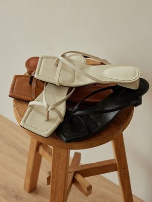 BNS23012 크로스 스트랩 플립플랍 샌들 / 3COLORS