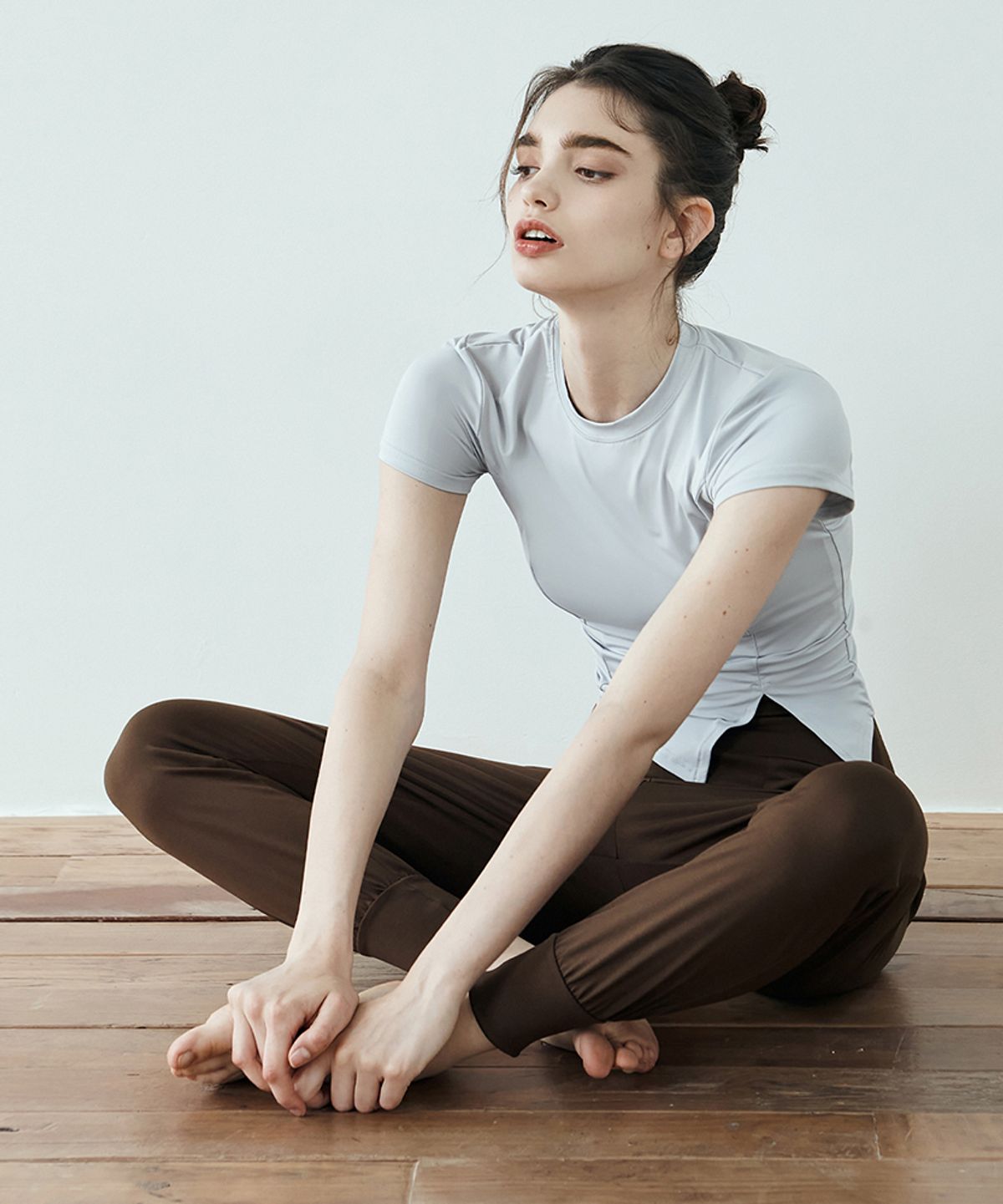 데비웨어(DEVIWEAR) 여성 요가복 DEVI-T0093-그레이 필라테스 웨이크 슬릿 반팔티