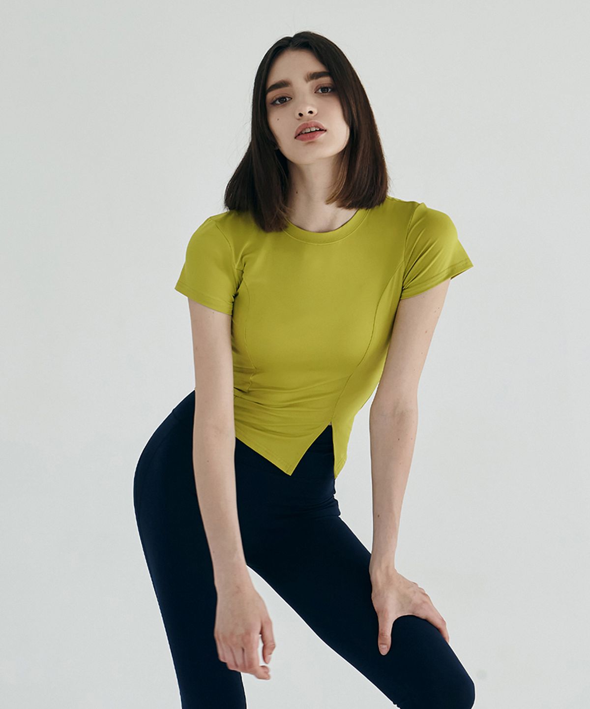 데비웨어(DEVIWEAR) 웨이크 슬릿 반팔티 DEVI-T0093-올리브