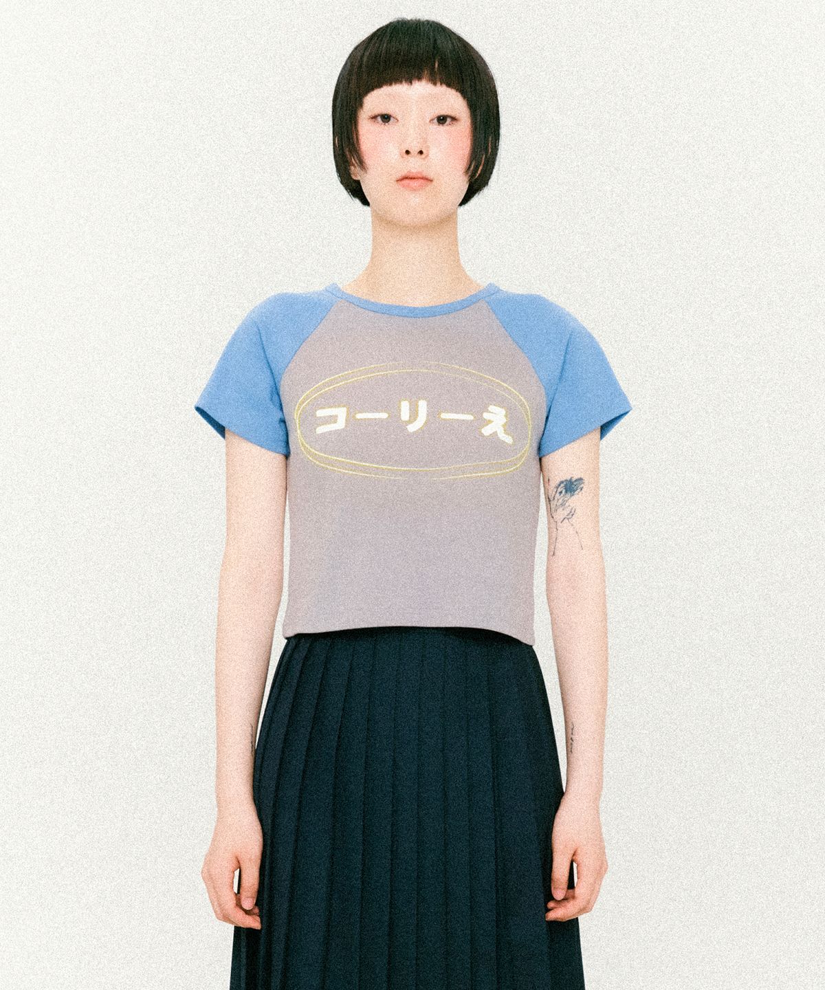 꼬리에(CCORIE) 로고 레글런 크롭 반팔 티셔츠 블루 그레이