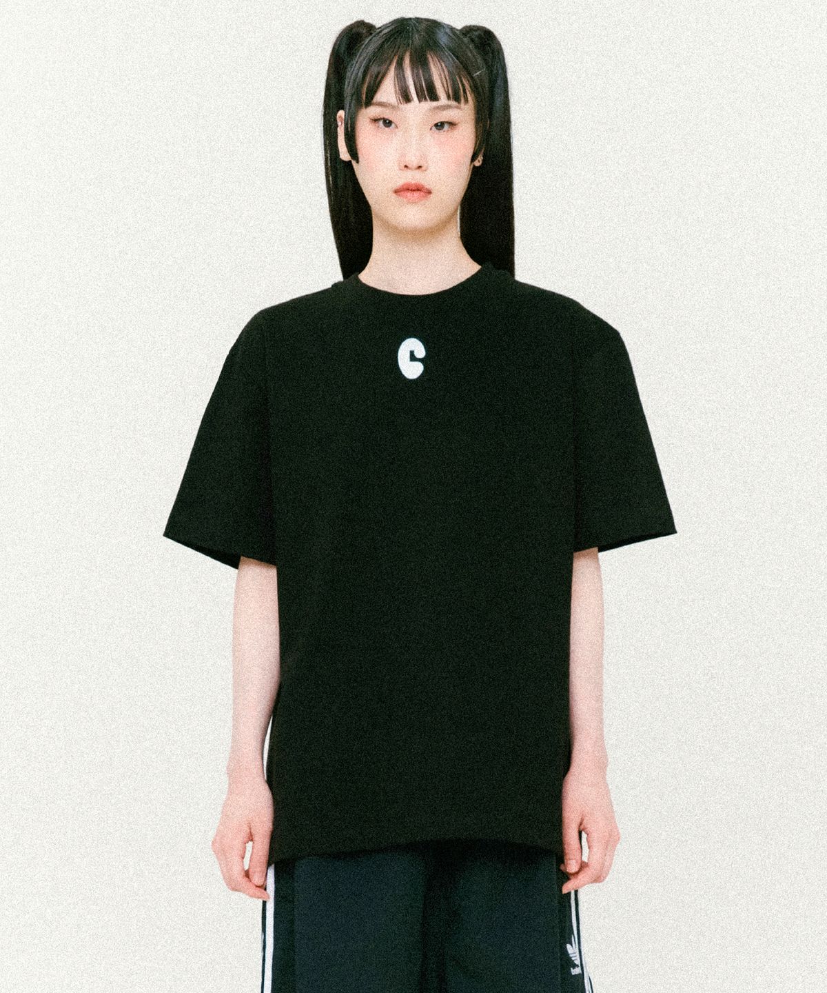 꼬리에(CCORIE) 스몰 심볼 로고 반팔 티셔츠 블랙