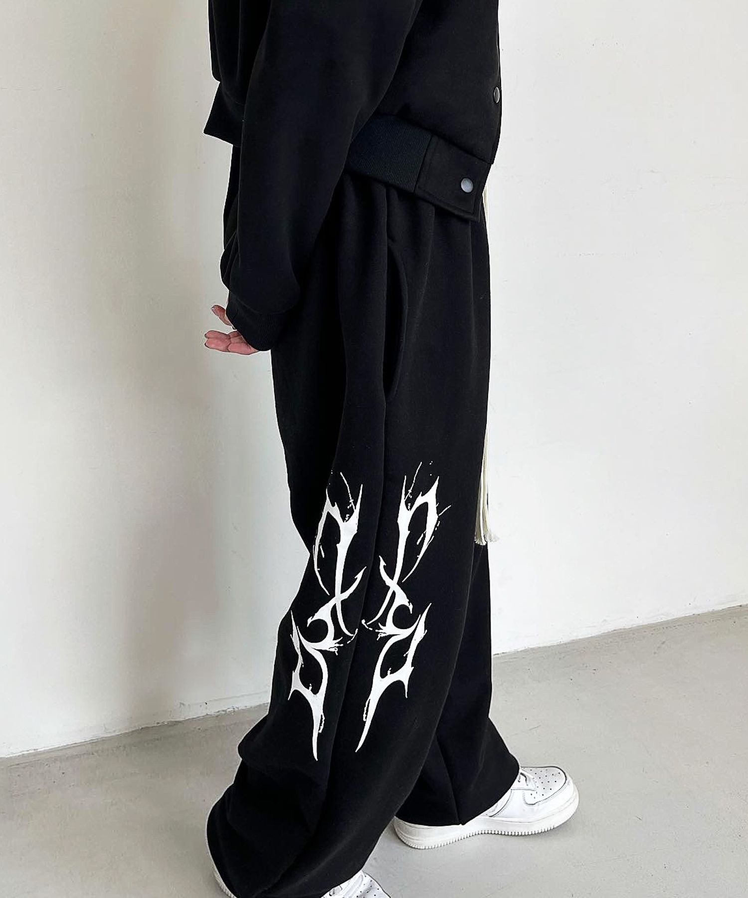 MUSINSA | D.XO.H Thunder Logo Pants Black