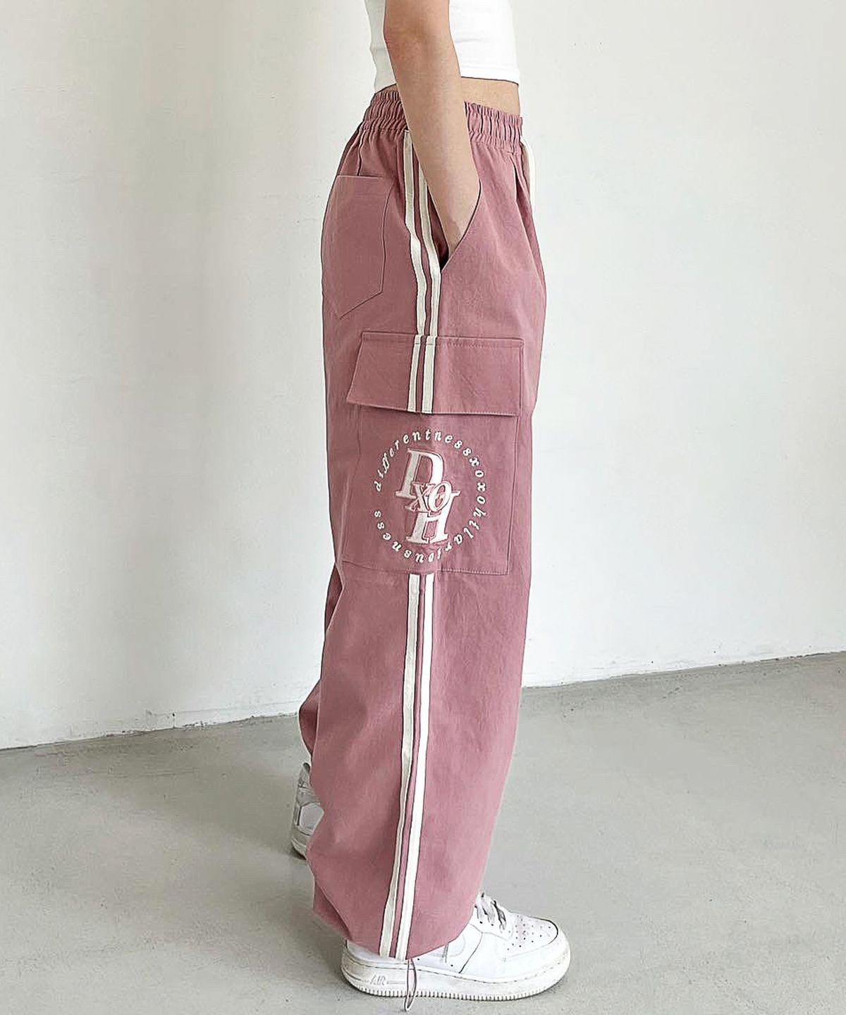 디쏘에이치(D.XO.H) 서클 스택 로고 카고 트랙 팬츠 라이트핑크