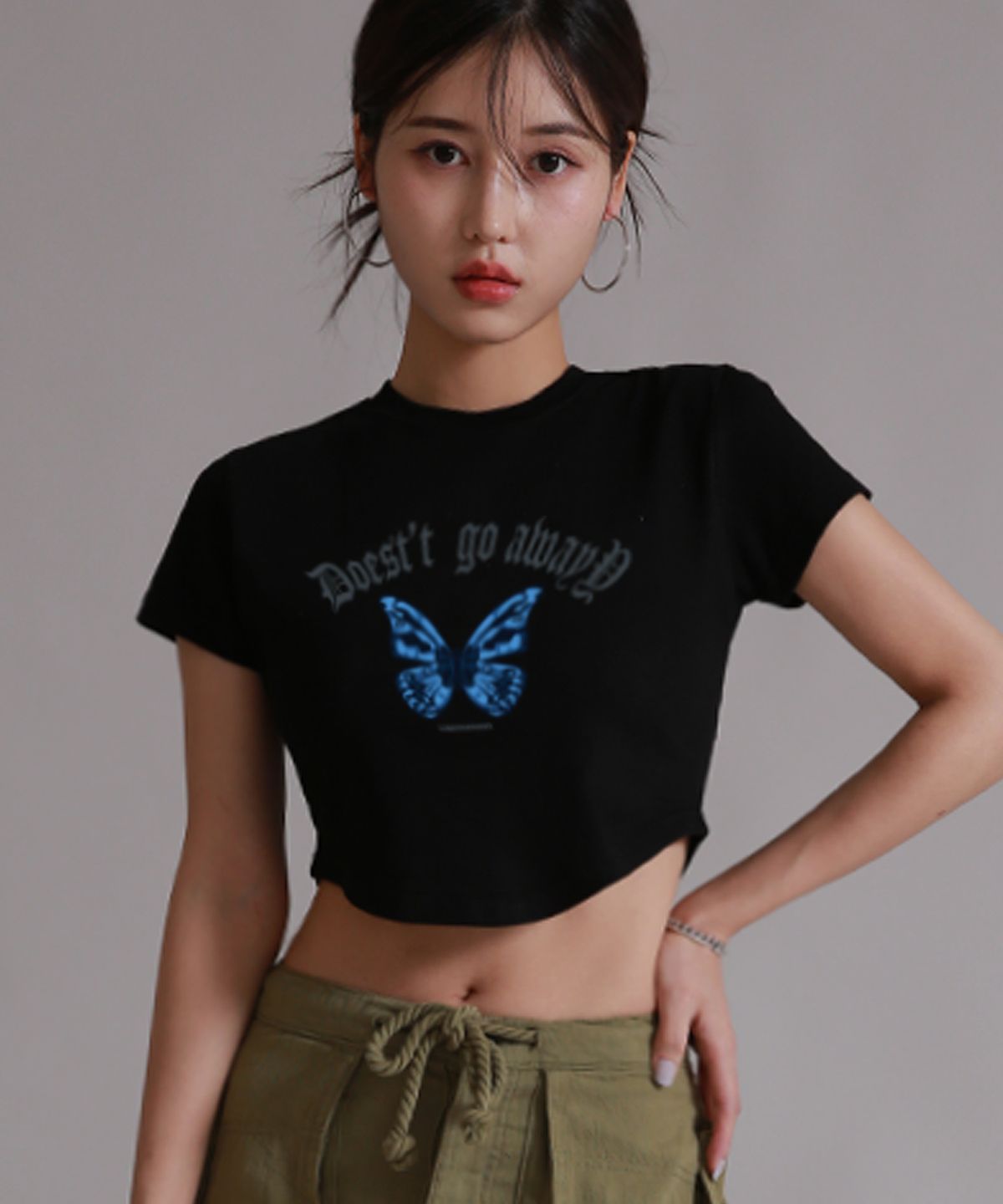 라이크더모스트(LIKE THE MOST) 버터플라이 우먼 언발란스 크롭티셔츠