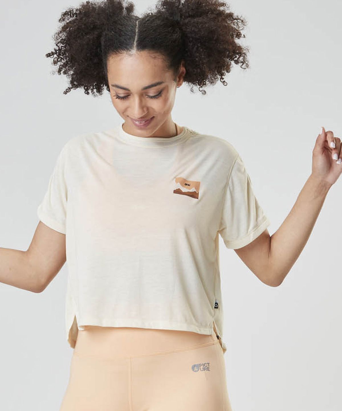 픽쳐오가닉클로딩(PICTURE ORGANIC CLOTHING) 노비타 아웃도어 테크 크롭 반팔 티셔츠 (스모크 화이트)