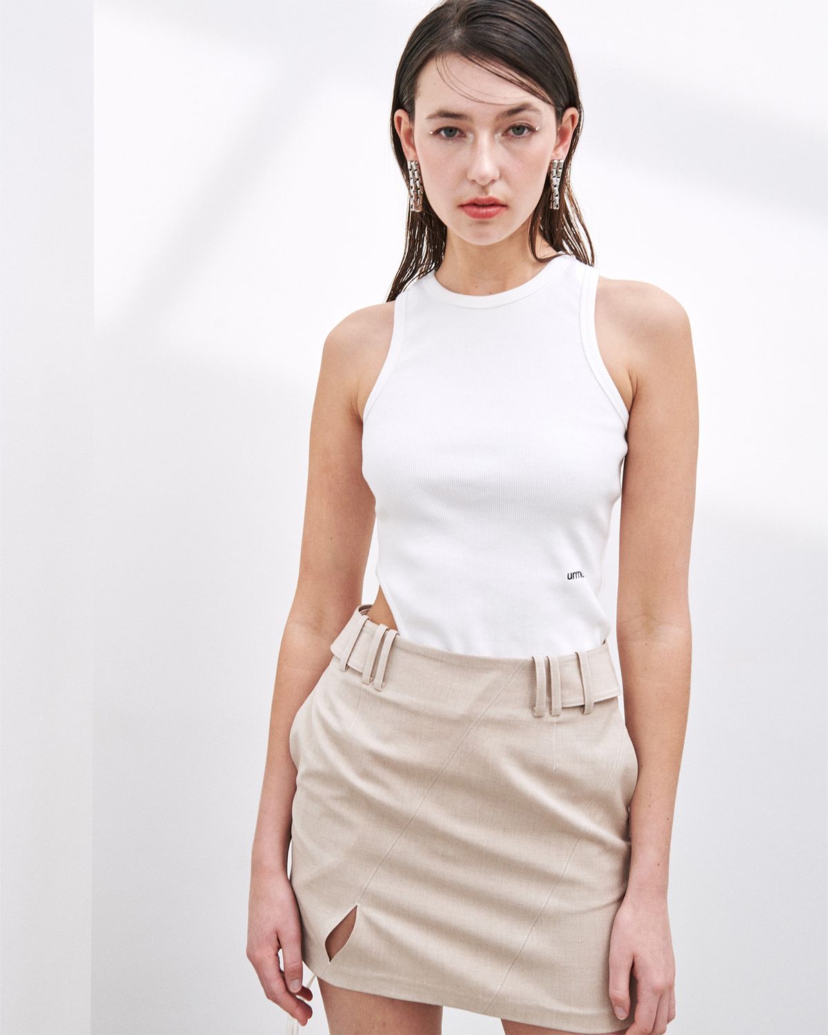 언뮤트(UNMUTE) DIAGONAL LINE DETAILS TAILORED MINI SKIRT (BEIGE)