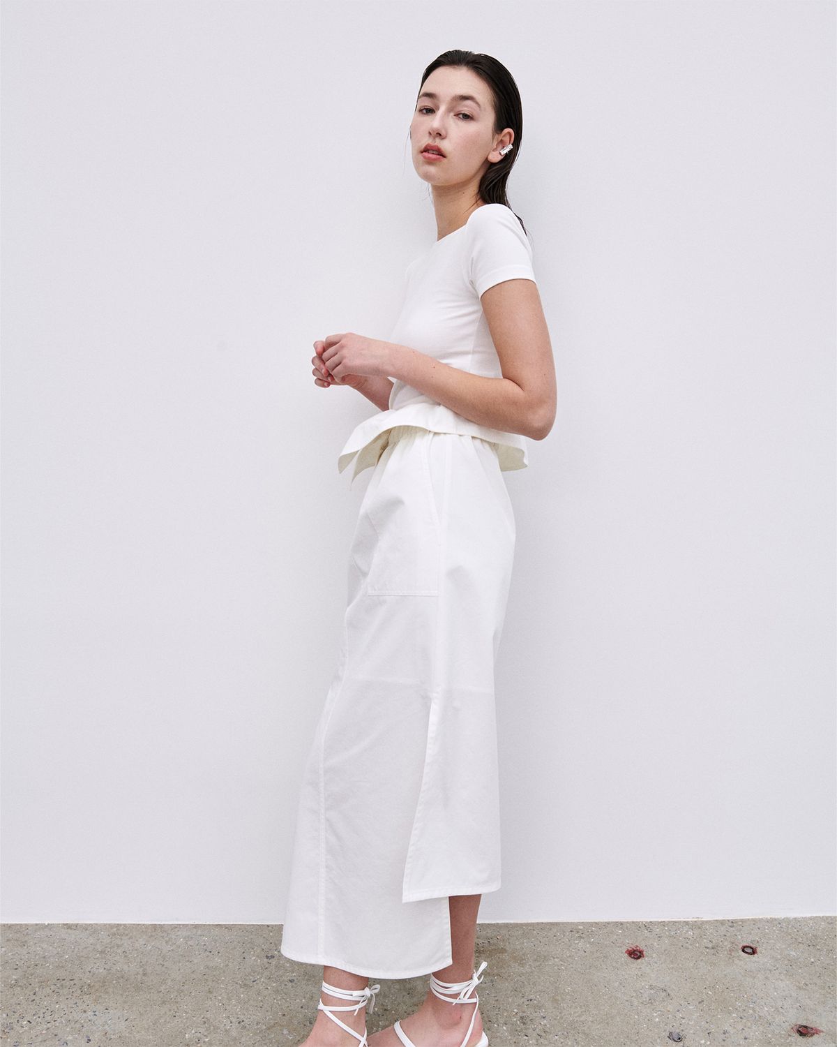 언뮤트(UNMUTE) CURVED DRAPERY MIDI SKIRT (WHITE)
