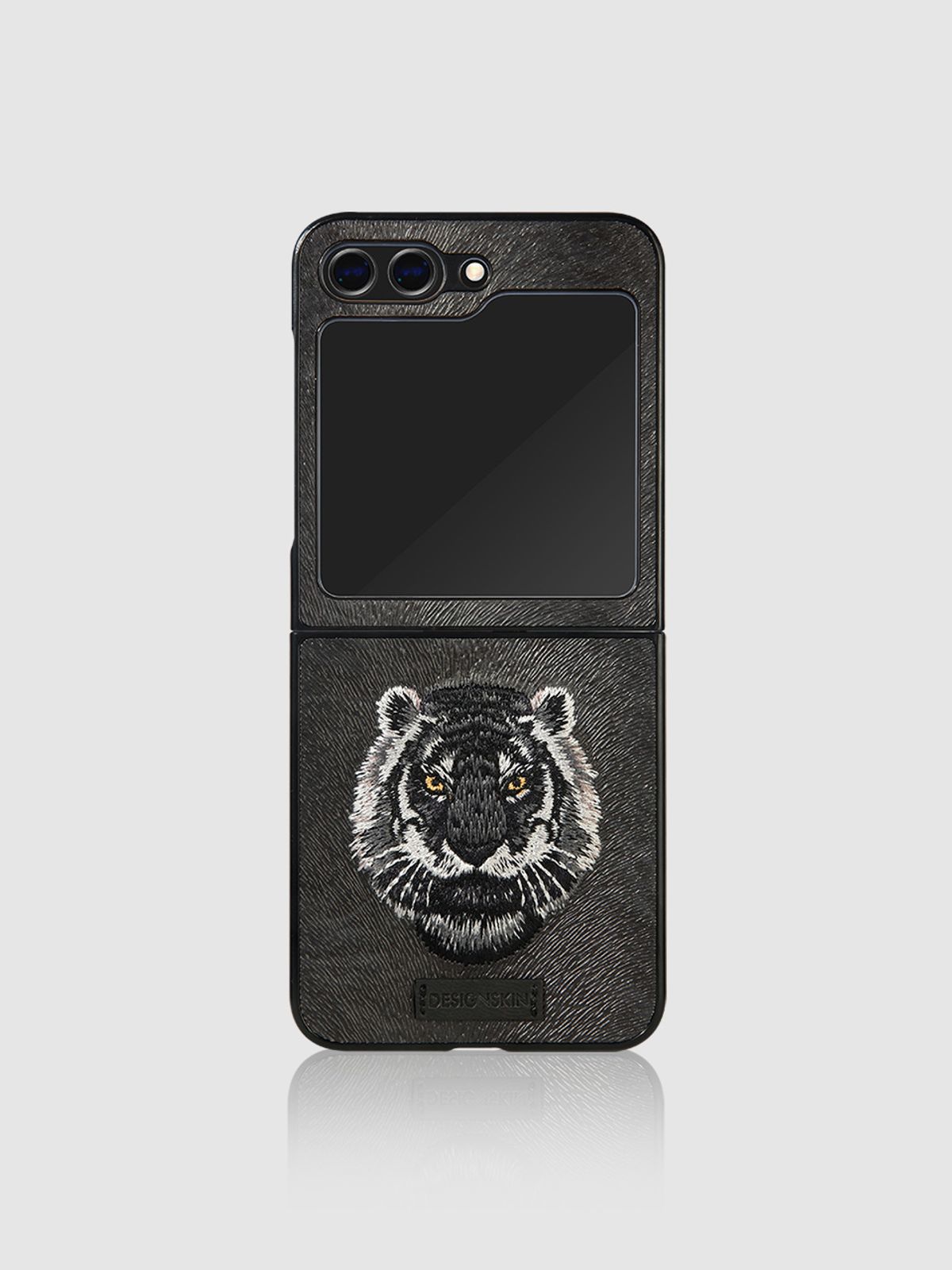 디자인스킨(DESIGNSKIN) 갤럭시Z플립5 프리미엄 자수 비스트 케이스-흑호