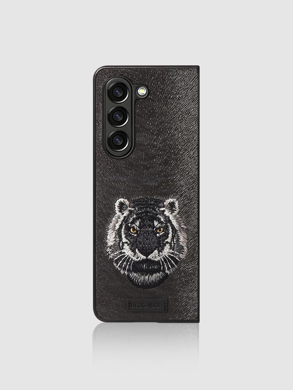 디자인스킨(DESIGNSKIN) 갤럭시Z폴드5 프리미엄 자수 비스트 케이스-흑호