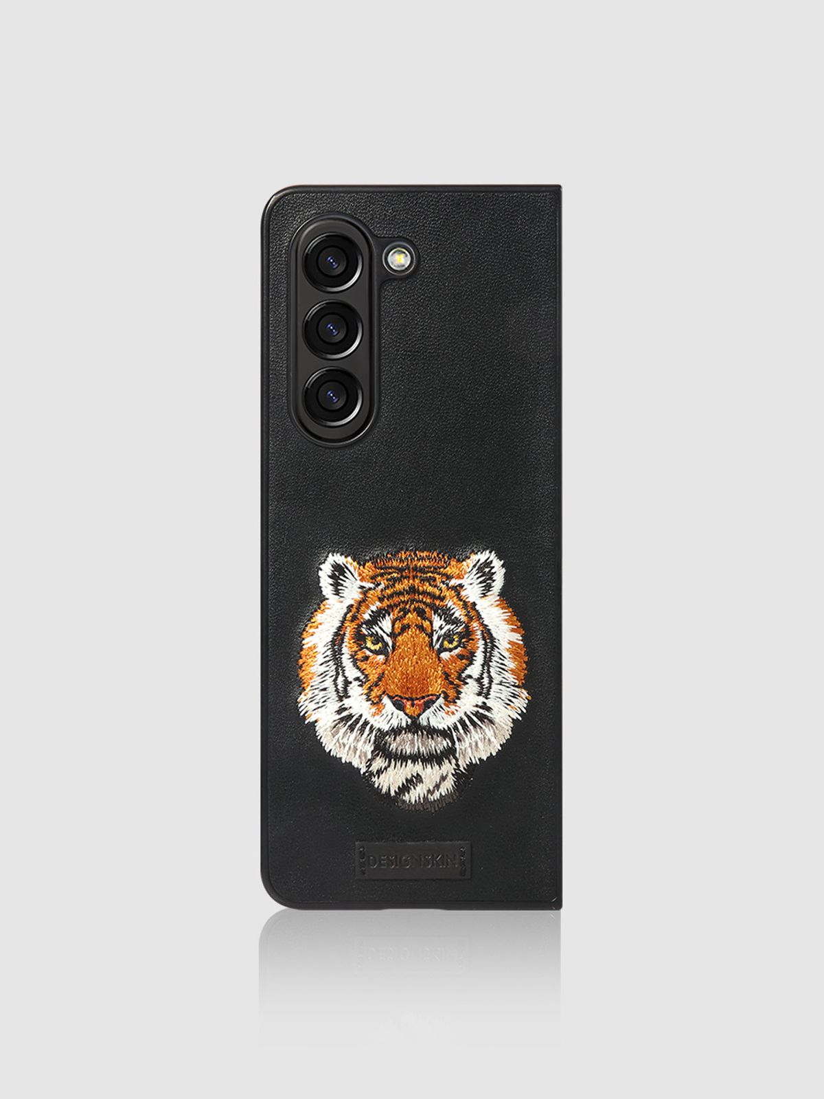 디자인스킨(DESIGNSKIN) 갤럭시Z폴드5 프리미엄 자수 비스트 케이스-타이거