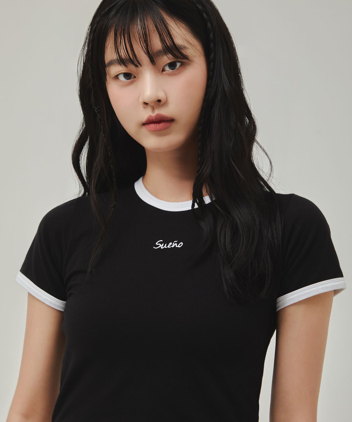 수에뇨스튜디오(SUENO STUDIO) 레터링 자수 컬러 블록 크롭 티셔츠(블랙)
