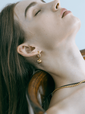 청키 하트 하프 후프 귀걸이 - 골드