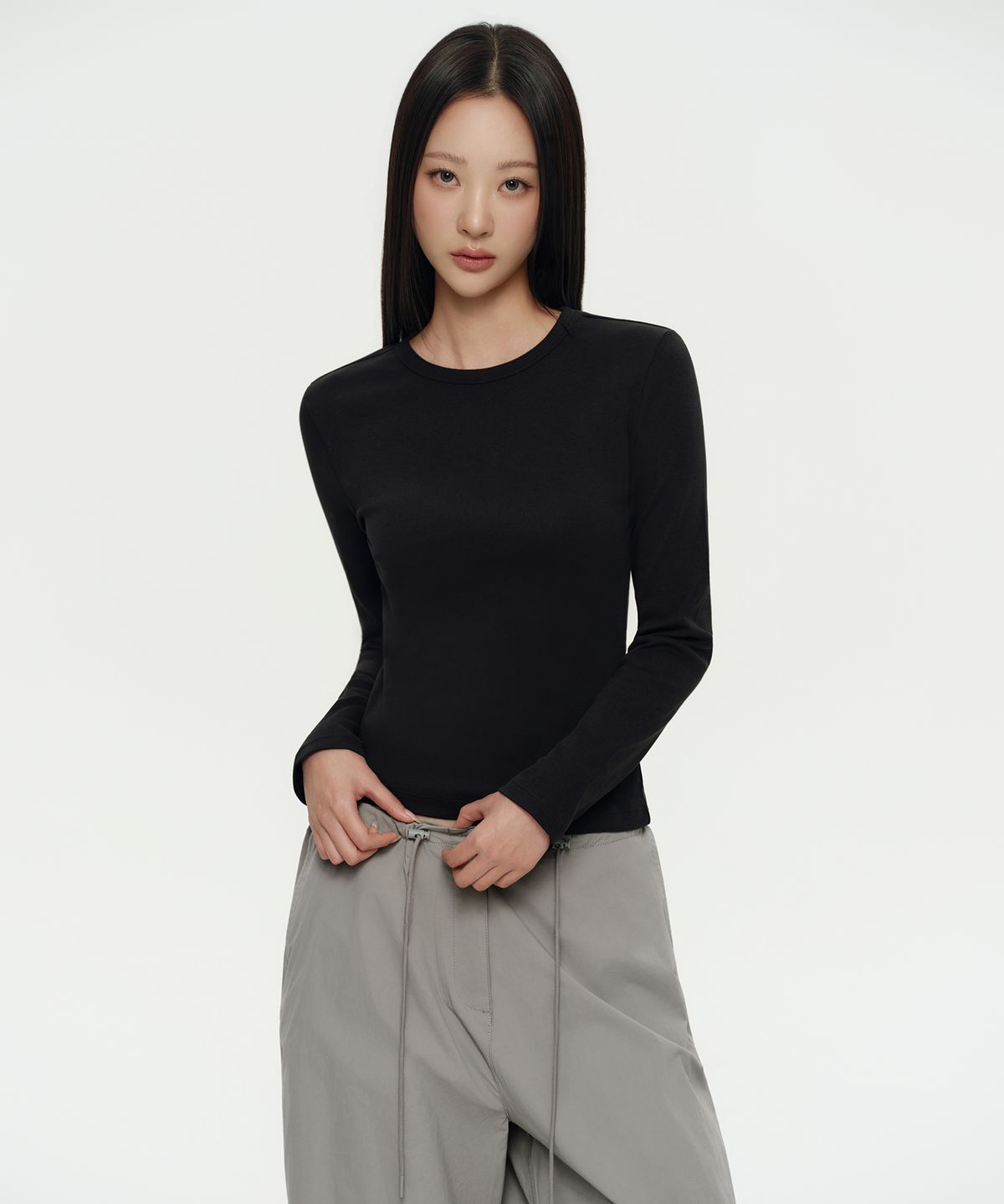 무신사 스탠다드 우먼(MUSINSA STANDARD WOMAN) 우먼즈 슬림 크루 넥 긴소매 티셔츠 [블랙]