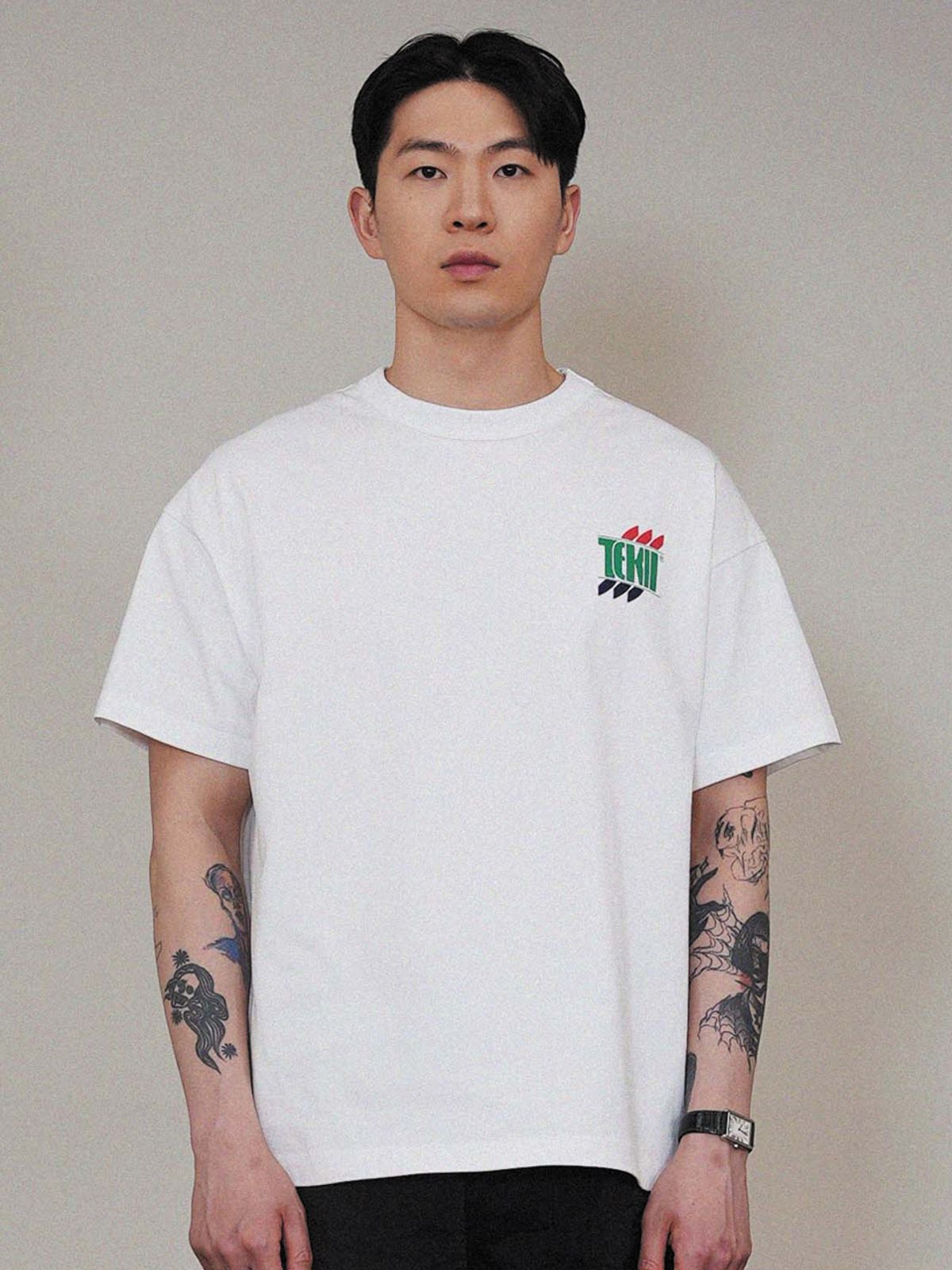 태키(TEKII) 웨이브 로고 티셔츠 화이트